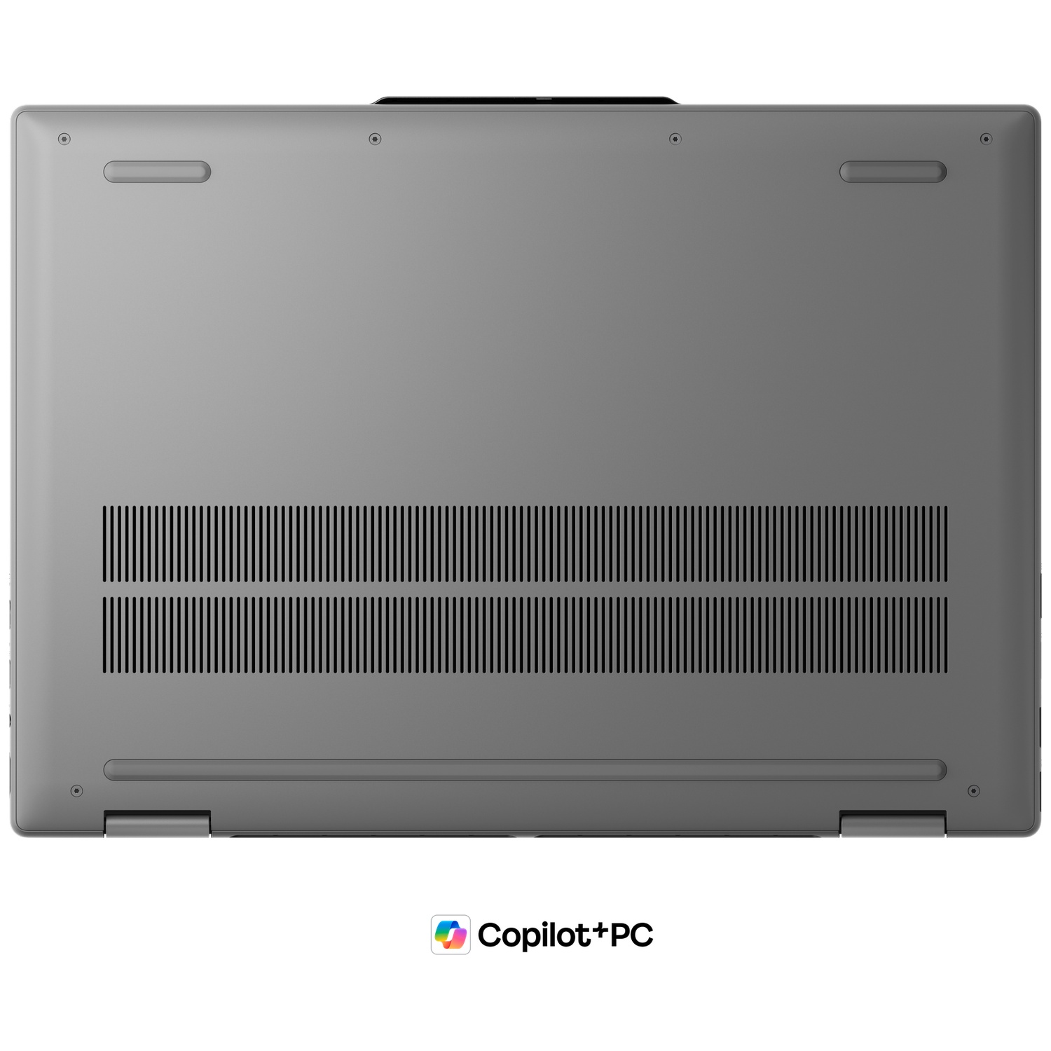 Dessous d'un ordinateur portable gris avec fentes de ventilation et pieds en caoutchouc. Logo Copilot+PC.