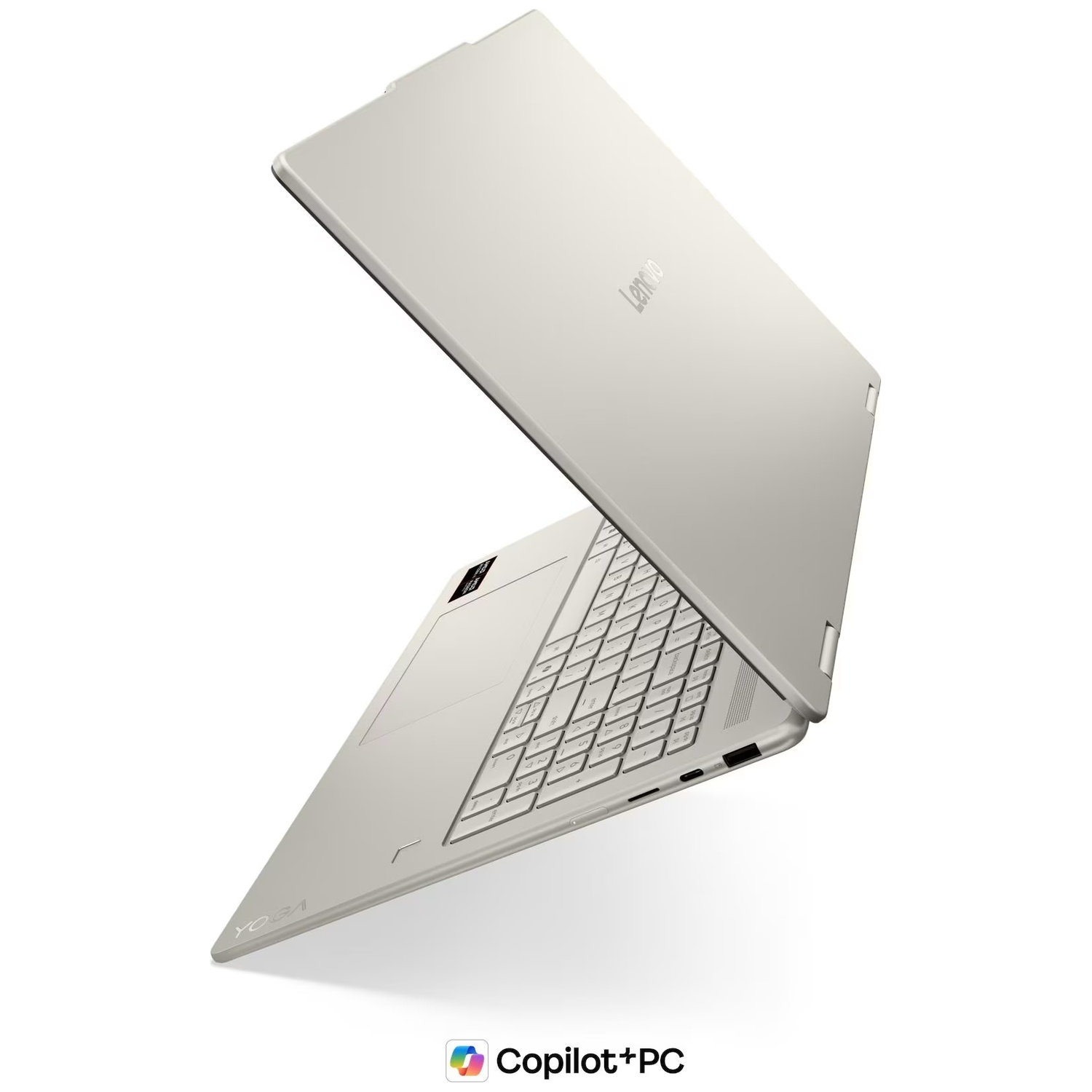 Un ordinateur portable argenté Lenovo Yoga est ouvert sur fond blanc.