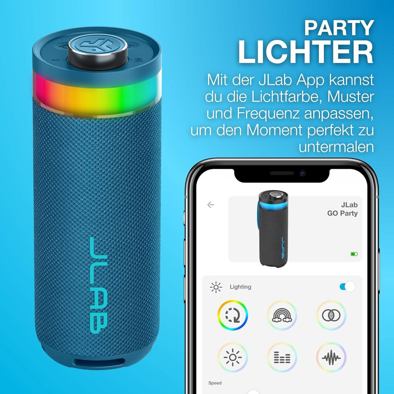 Blauer Lautsprecher mit Regenbogenlicht, daneben ein Smartphone, das die JLab App zeigt.