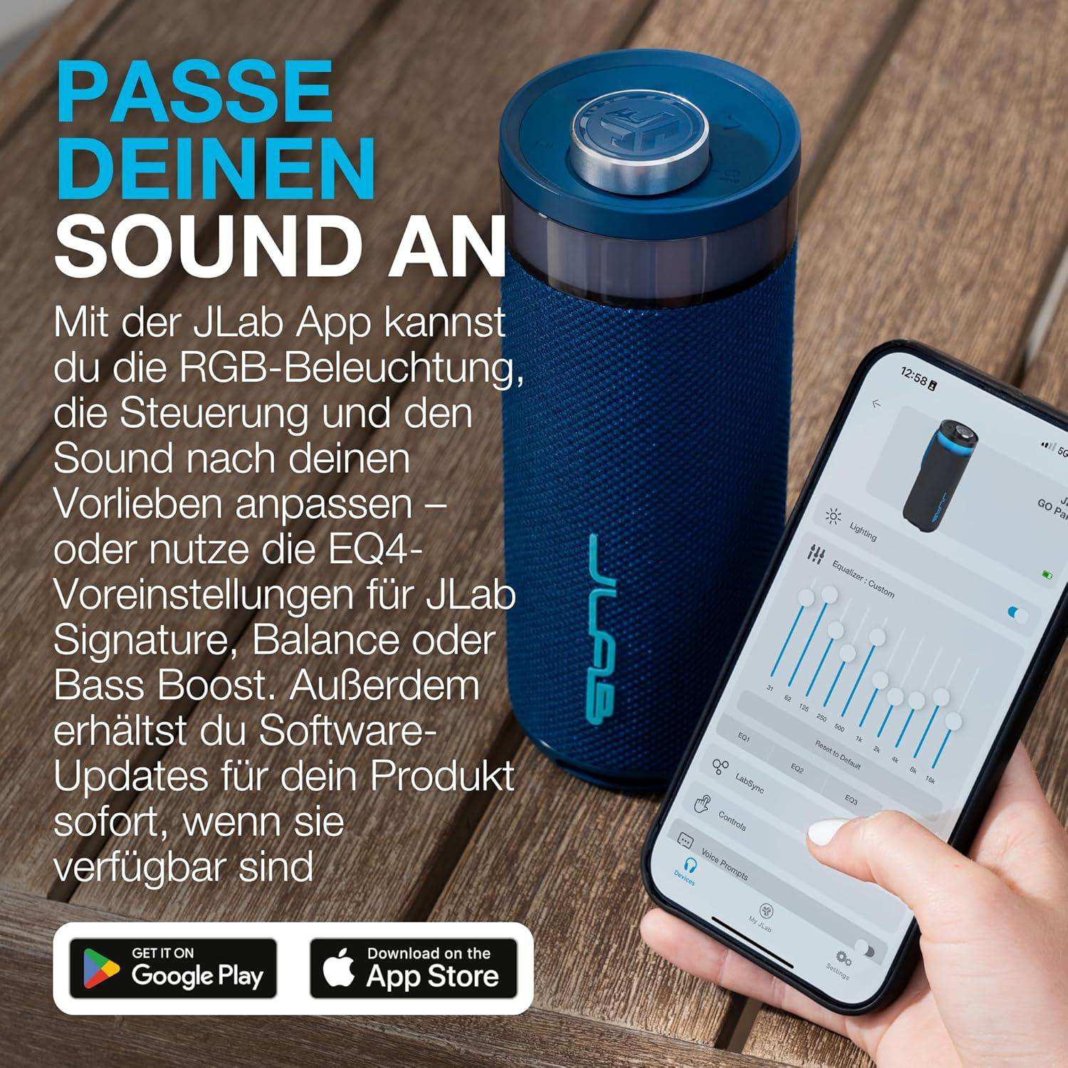 Ein blauer JLab Lautsprecher und ein Smartphone mit EQ-Einstellungen werden auf Holzoberfläche gezeigt.