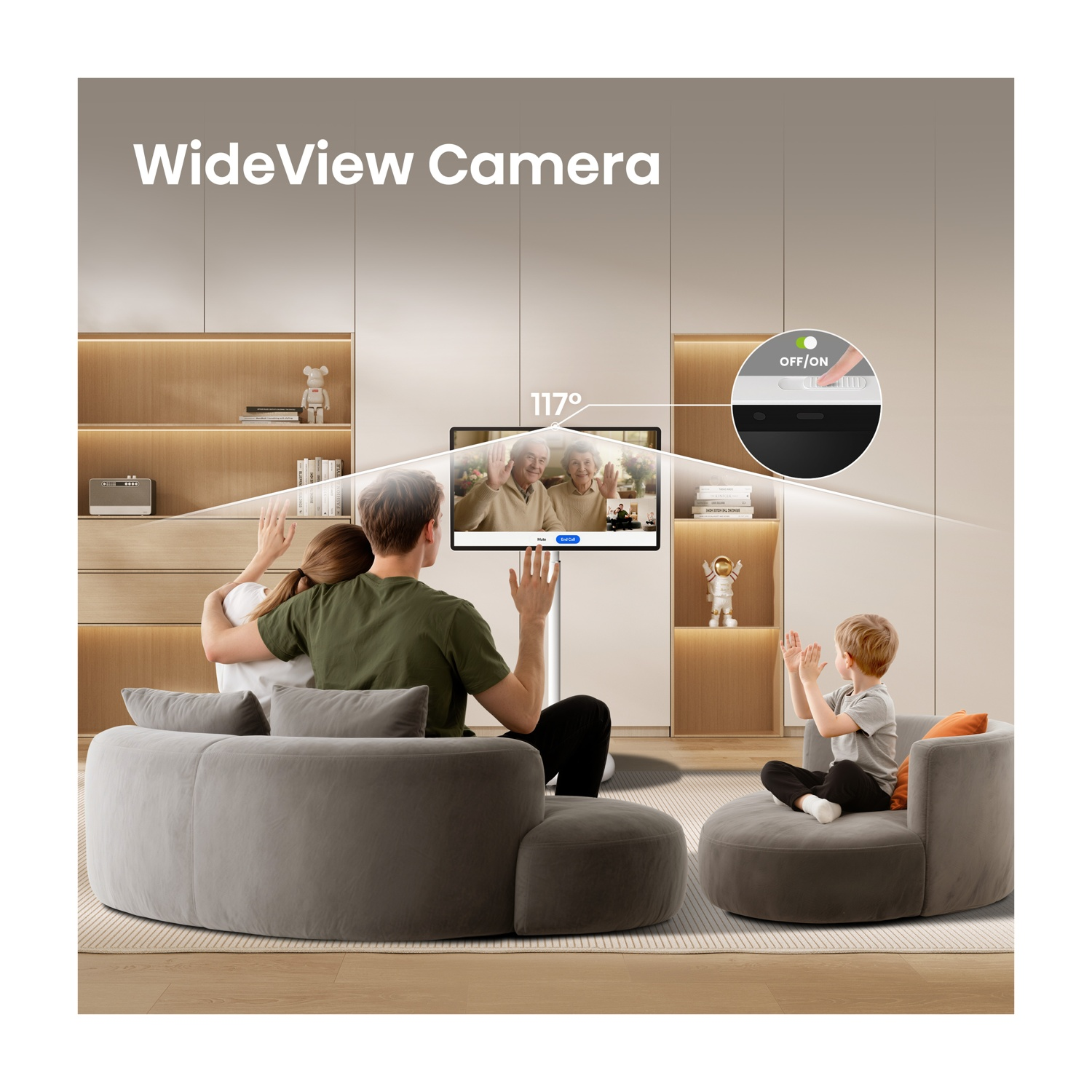 Famiglia sul divano saluta lo schermo con coppia anziana. Telecamera WideView.