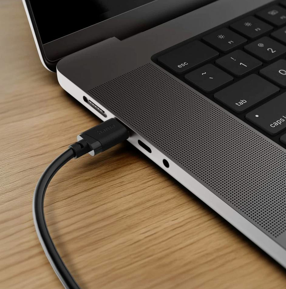 Czarny kabel USB-C jest podłączony do laptopa.