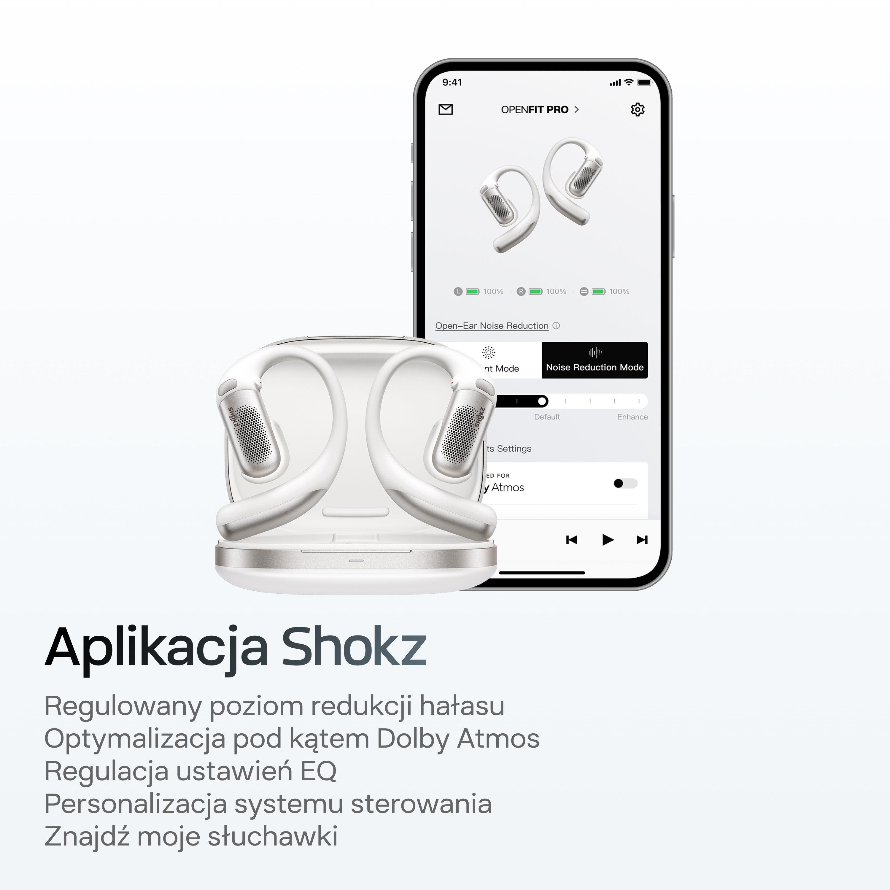 Białe słuchawki Shokz w etui ładującym obok smartfona z aplikacją.