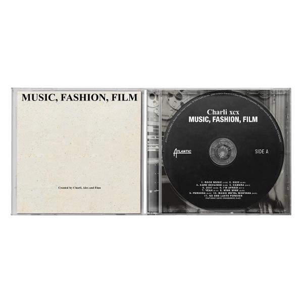 CD-Hülle mit CD, links das Cover mit Text, rechts die offene Hülle mit CD.
