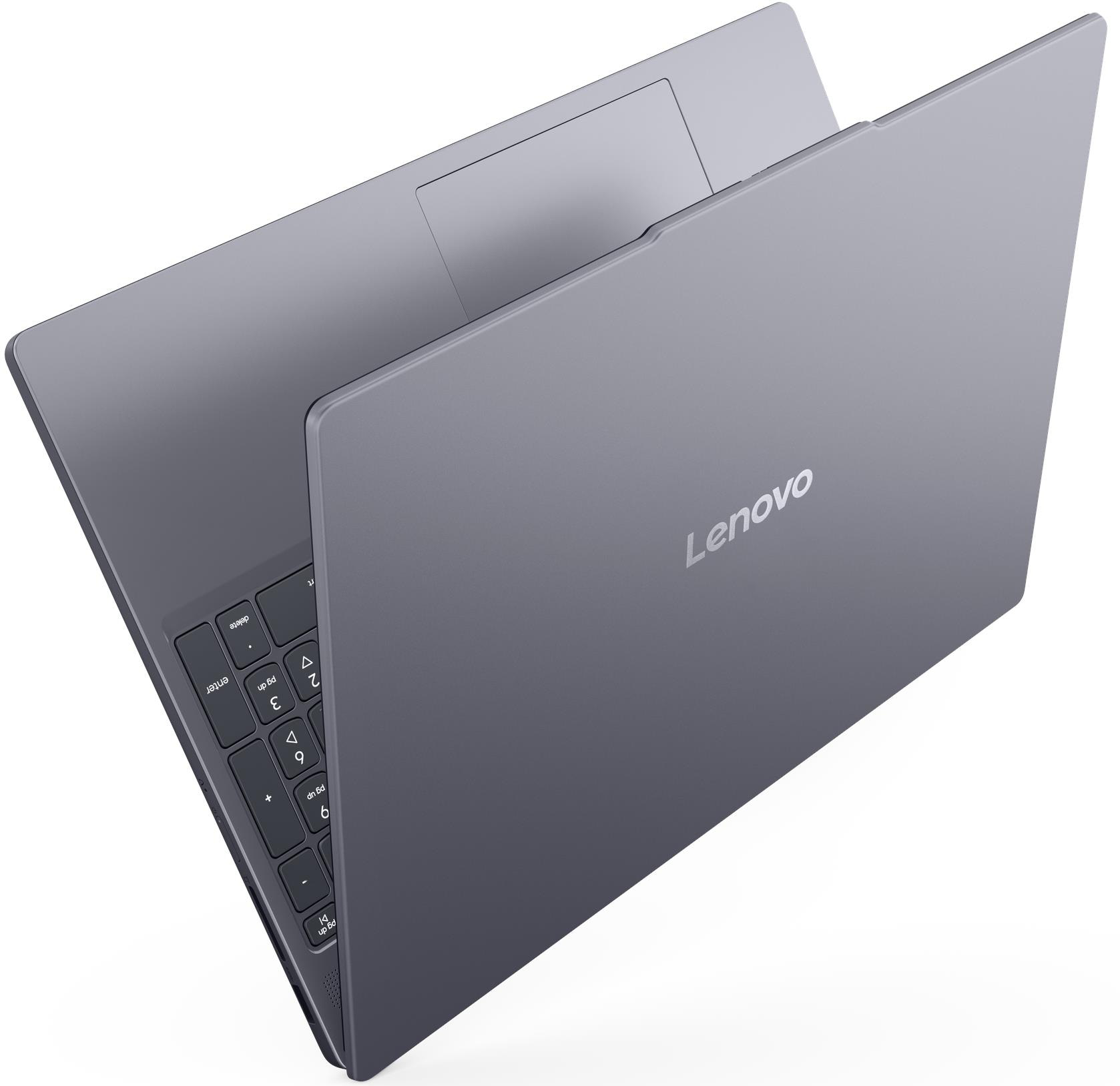 Zárt, szürke Lenovo laptop fehér háttér előtt.