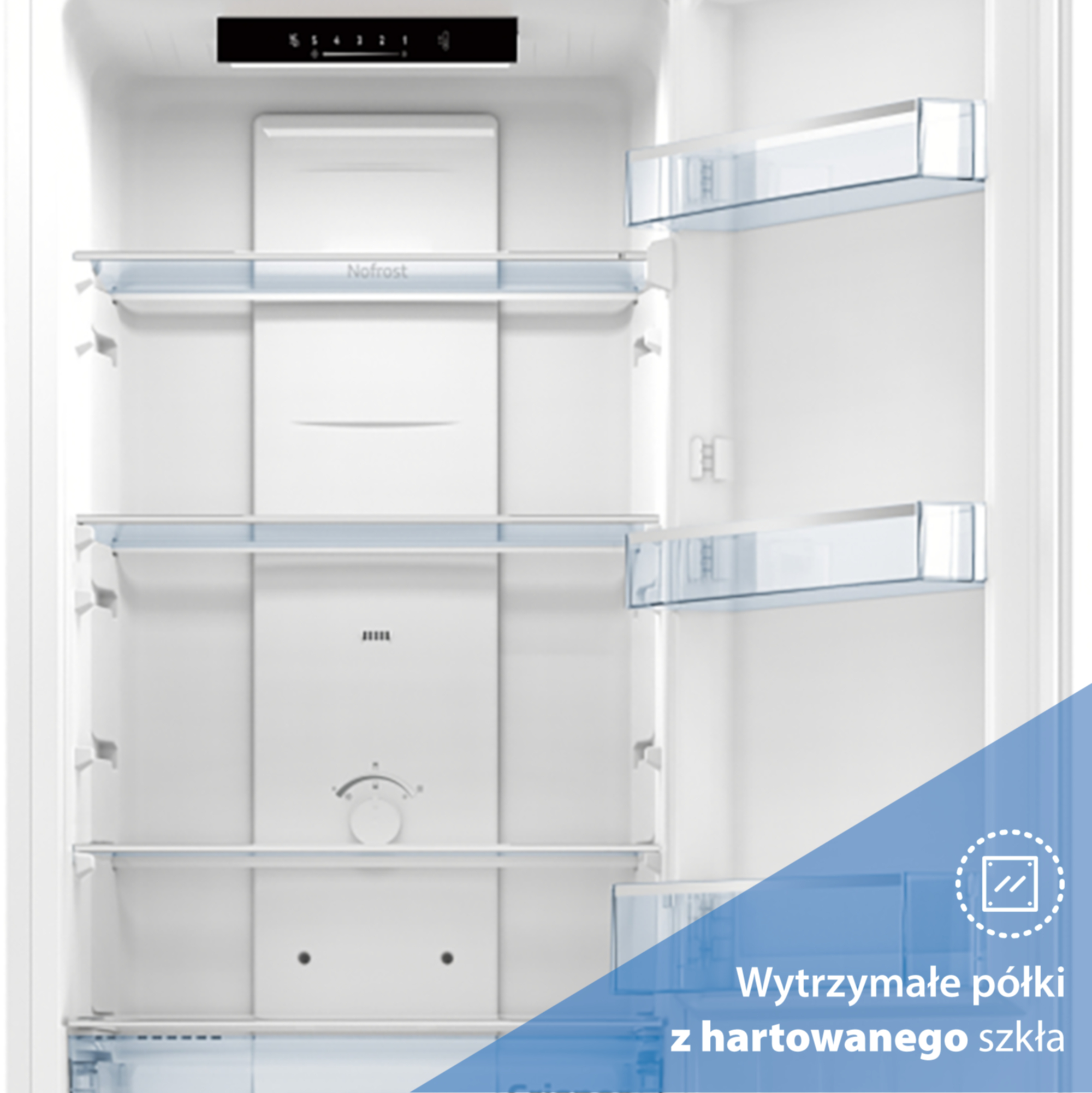 Pusty biały lodówka z szklanymi półkami i komorą na dole.