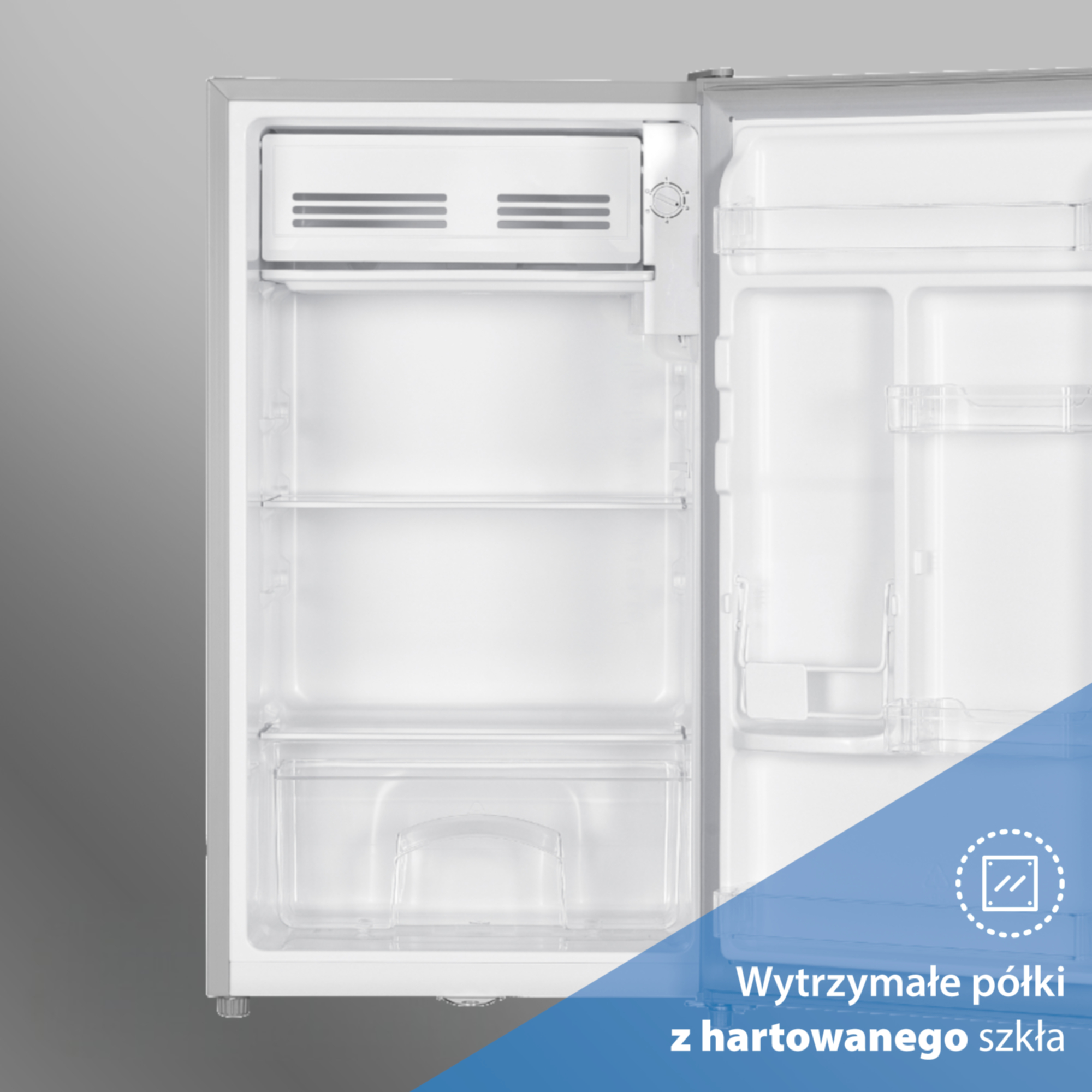 Otwarta lodówka z pustymi szklanymi półkami i szufladą na warzywa.