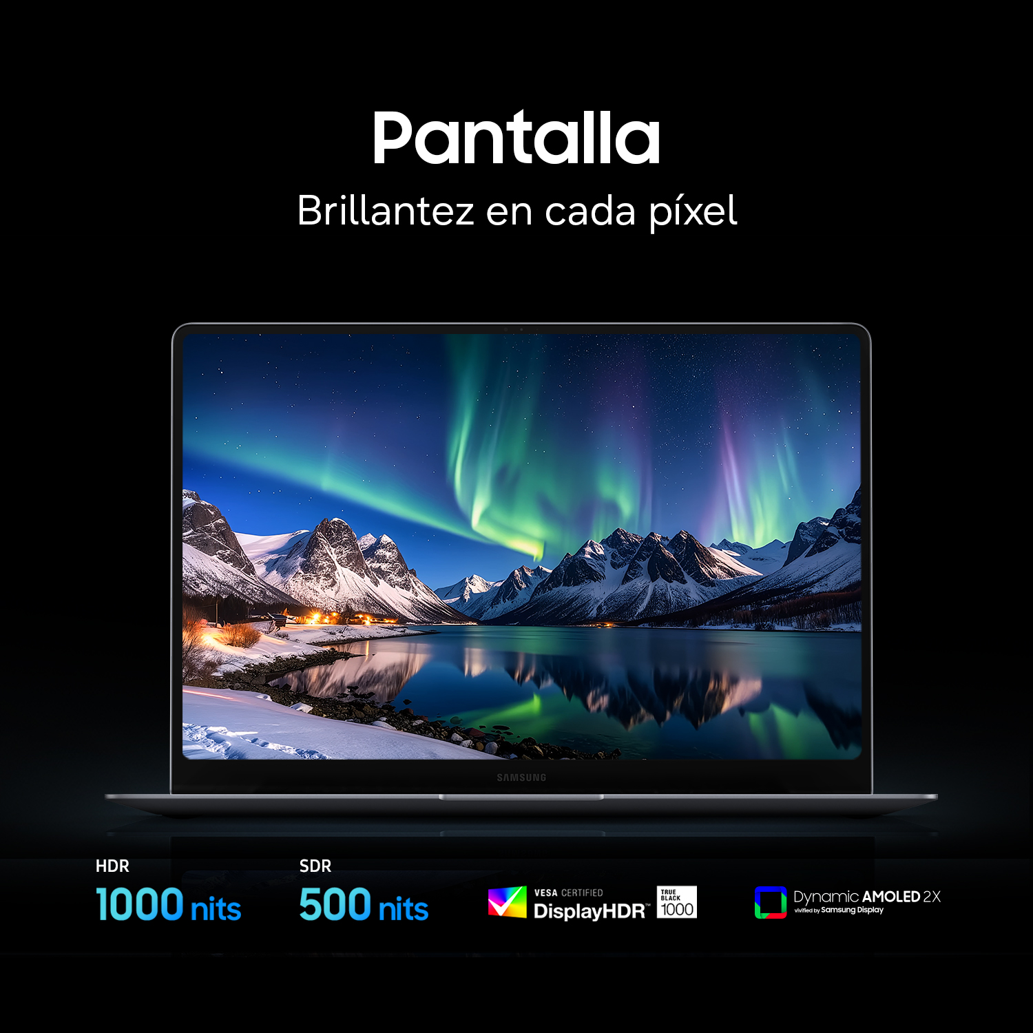 Un portátil muestra un paisaje con aurora boreal sobre un lago y montañas nevadas.