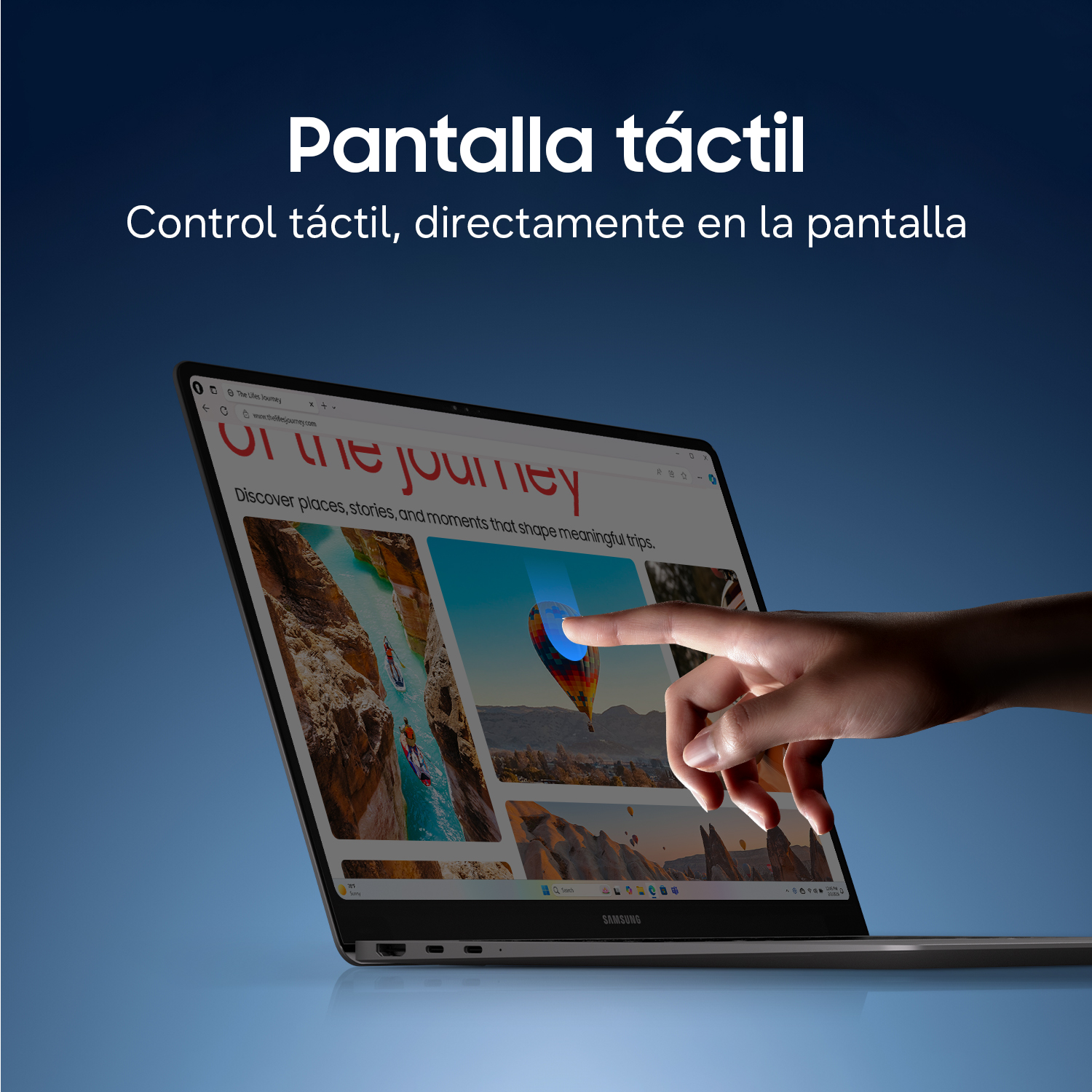 Un dedo toca la pantalla de un portátil con una página web de viajes.