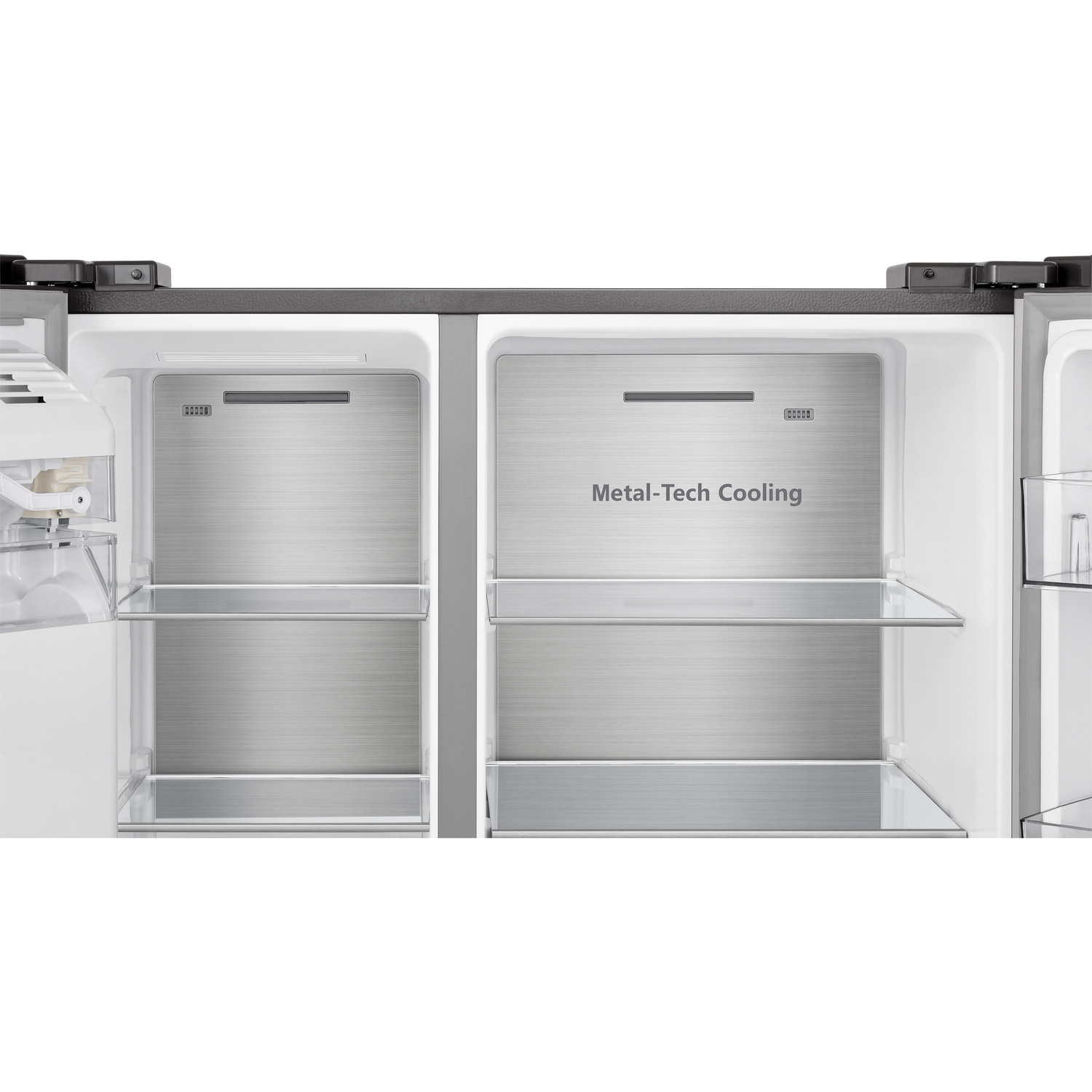 Binnenzijde van een koelkast met Metal-Tech Cooling en glazen planken.