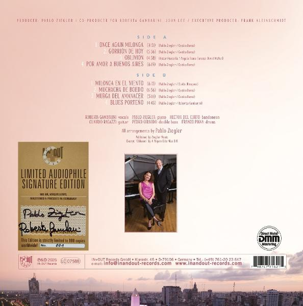 Albumcover mit Titelliste, Signatur, Bild eines Duos und Skyline.