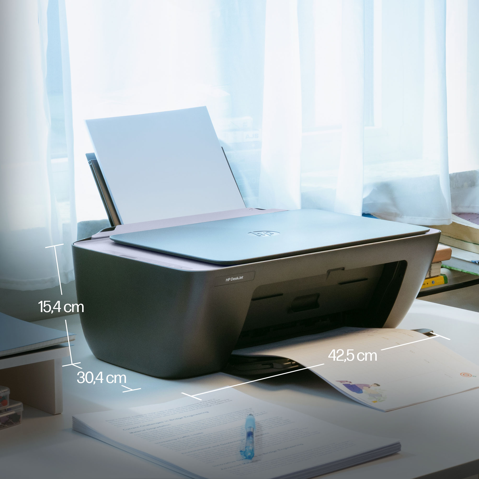 Egy HP DeskJet nyomtató az íróasztalon. Méretek vannak feltüntetve.