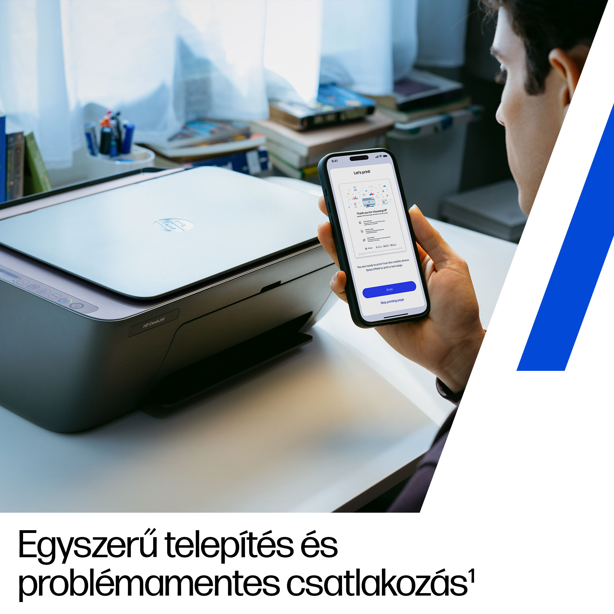 Férfi HP nyomtatót kezel telefonnal. Íróasztal könyvekkel és tollakkal.