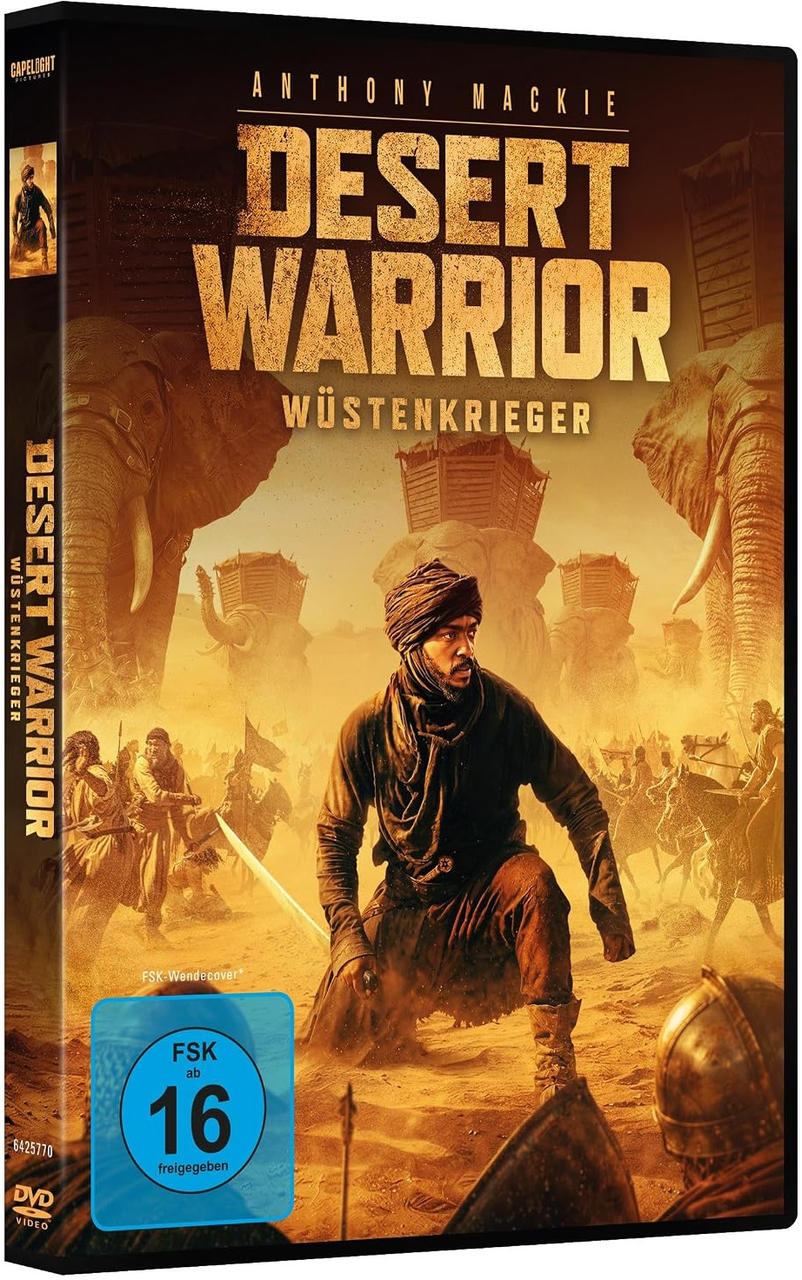 Ein Mann in Wüstenkleidung kniet im Sand. Im Hintergrund Elefanten und Krieger.