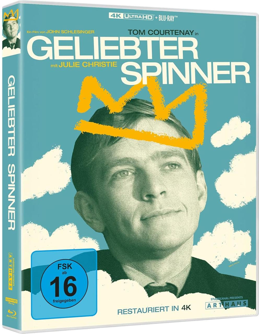 Ein Mann mit Krone vor blauem Himmel mit Wolken.