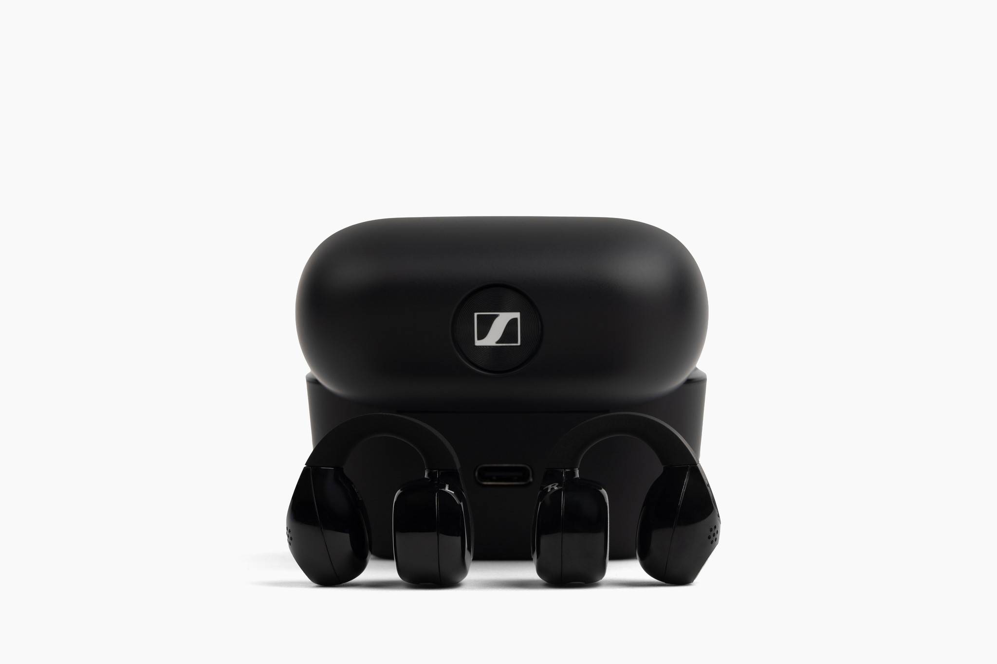 Schwarze kabellose Ohrhörer mit Ladecase und Sennheiser-Logo.