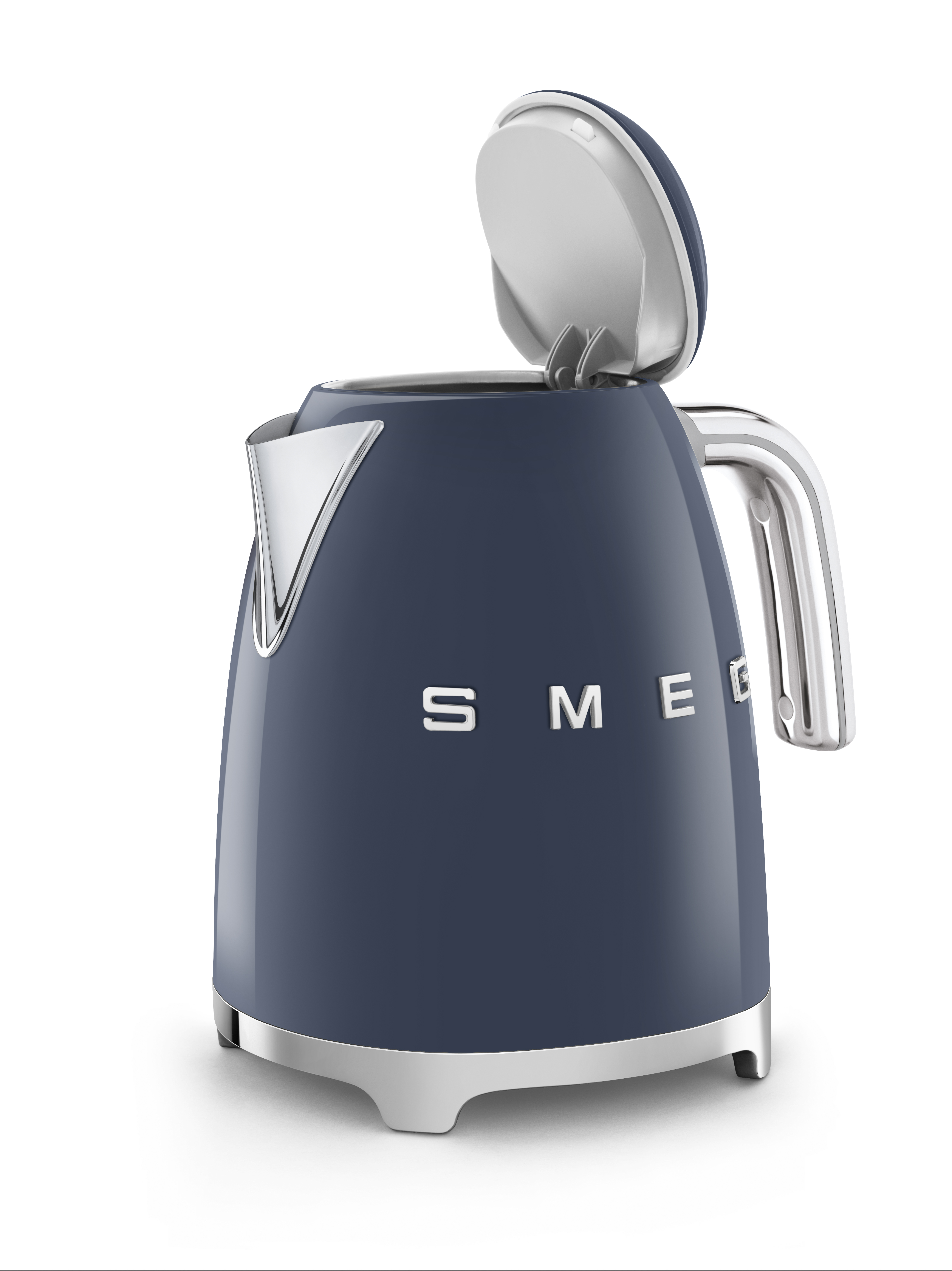 Ein blauer Smeg-Wasserkocher mit geöffnetem Deckel und silbernen Akzenten.