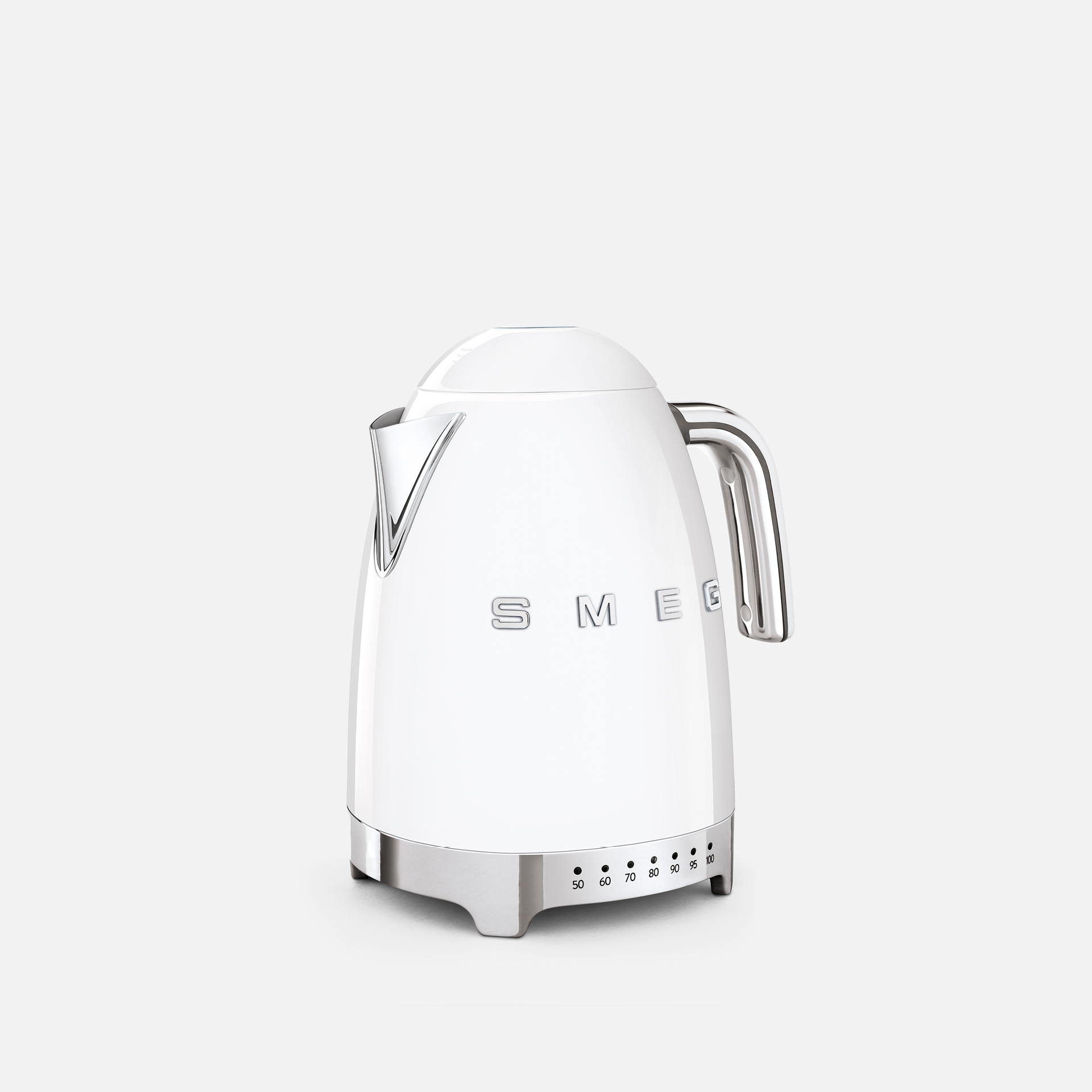 Ein weißer SMEG-Wasserkocher mit silbernem Griff und Basis, auf weißem Hintergrund.