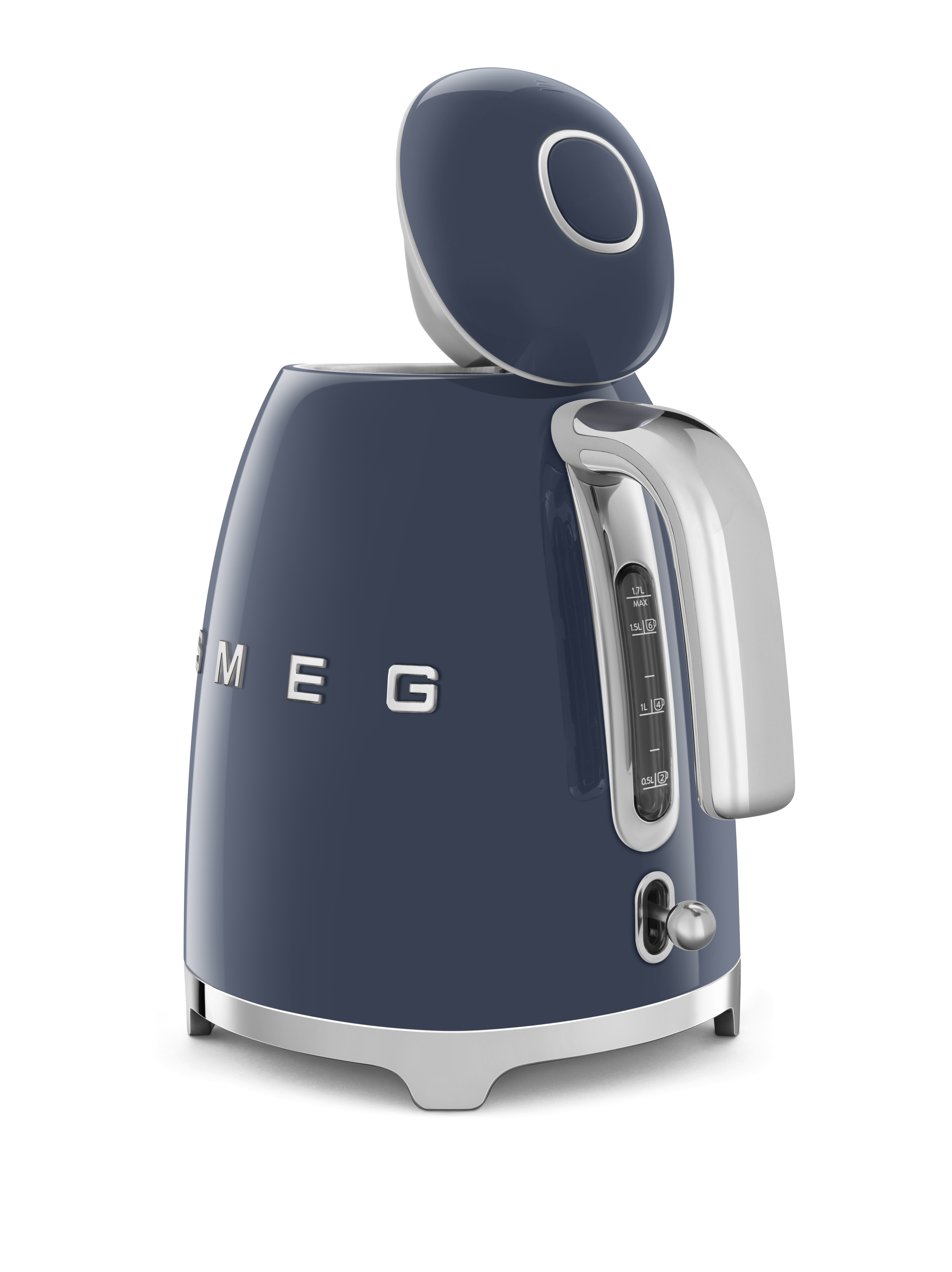 Eine blaue Smeg-Teekanne mit offenem Deckel und silbernem Griff, auf weißem Hintergrund.