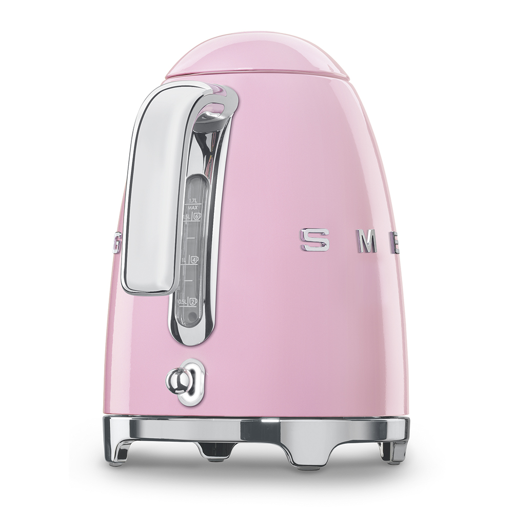 Eine rosafarbene SMEG-Teekanne mit Chromdetails und Wasserstandsanzeige.