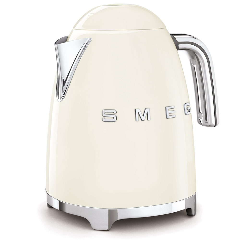 Eine cremefarbene Smeg-Wasserkocher mit Chromdetails auf weißem Hintergrund.