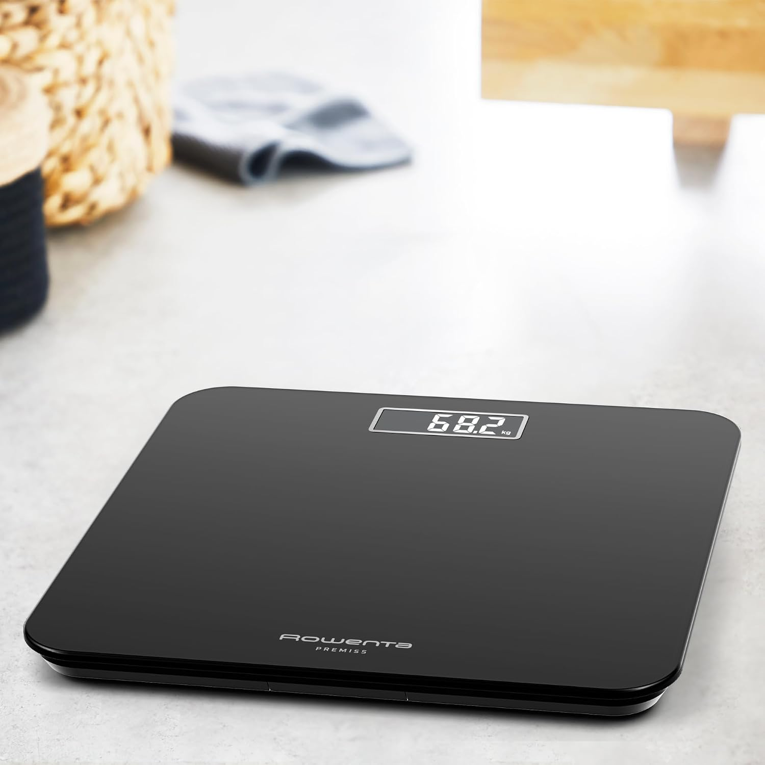 Eine schwarze Glaswaage mit digitaler Anzeige von 68,2 kg.