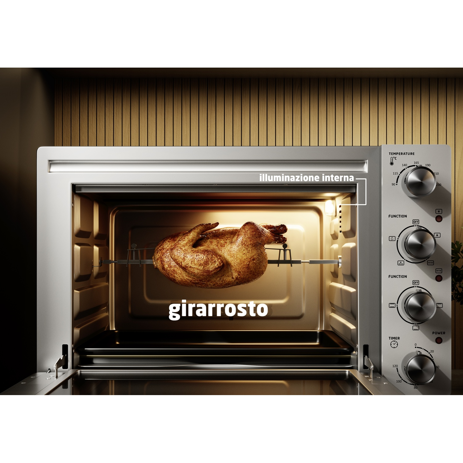 Un pollo arrosto dorato ruota su uno spiedo all'interno di un forno.