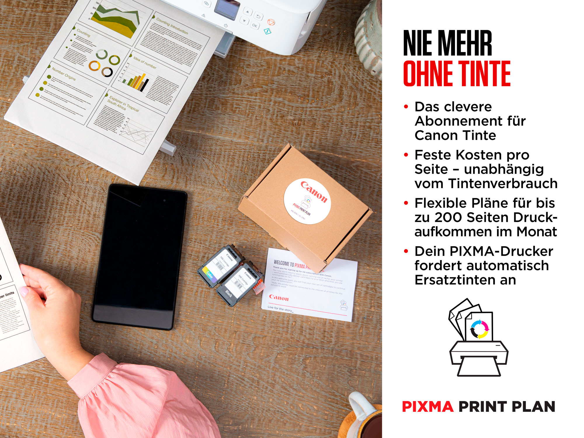 Ein Schreibtisch mit Drucker, Tinte, Box, Handy und Dokumenten.