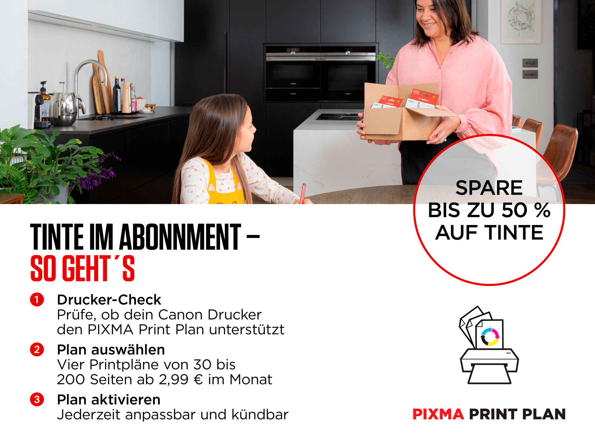 Frau zeigt Druckerpatronen. "Spare bis zu 50% auf Tinte".