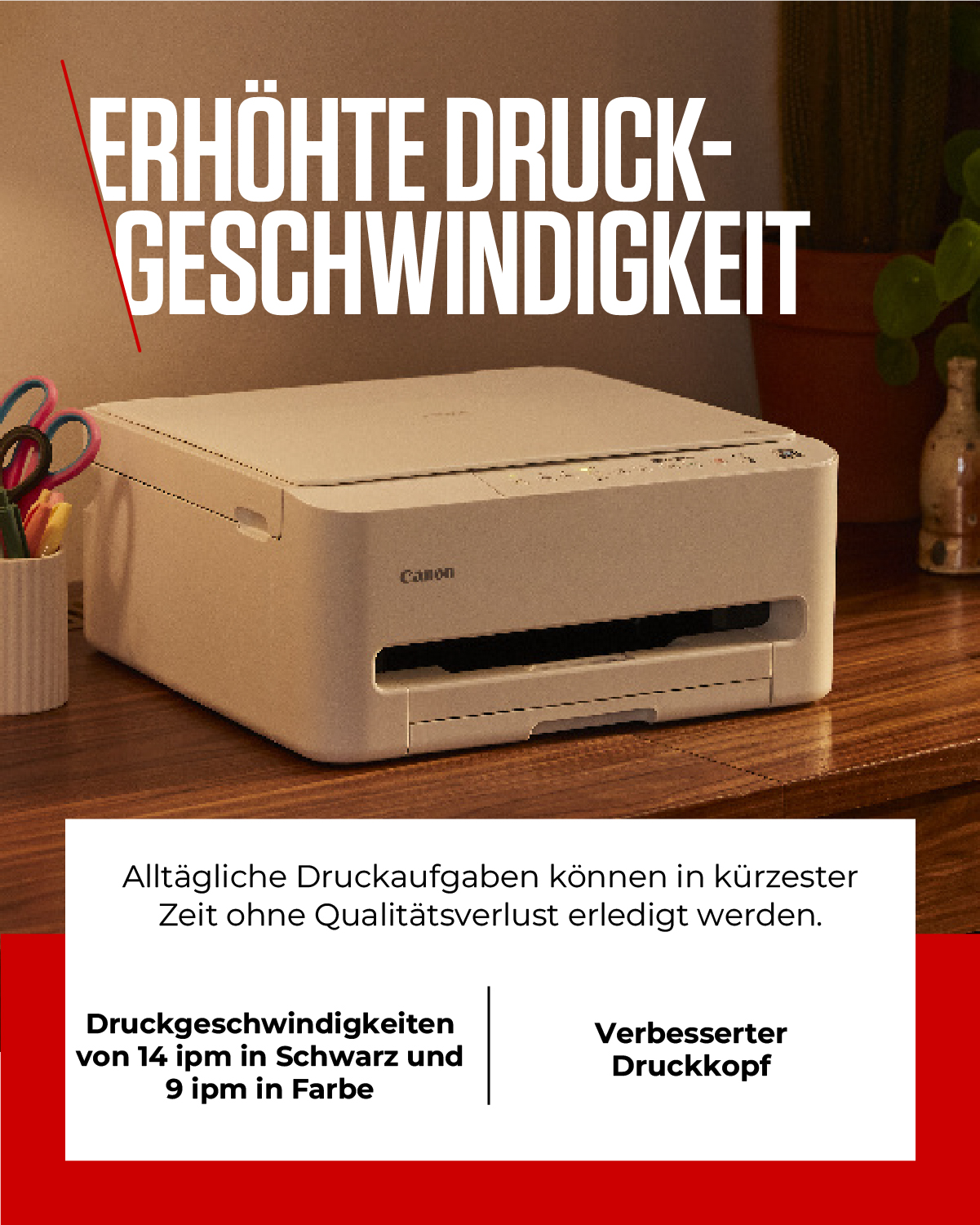 Ein weißer Canon Drucker steht auf einem Holztisch mit Büromaterial und Pflanzen.