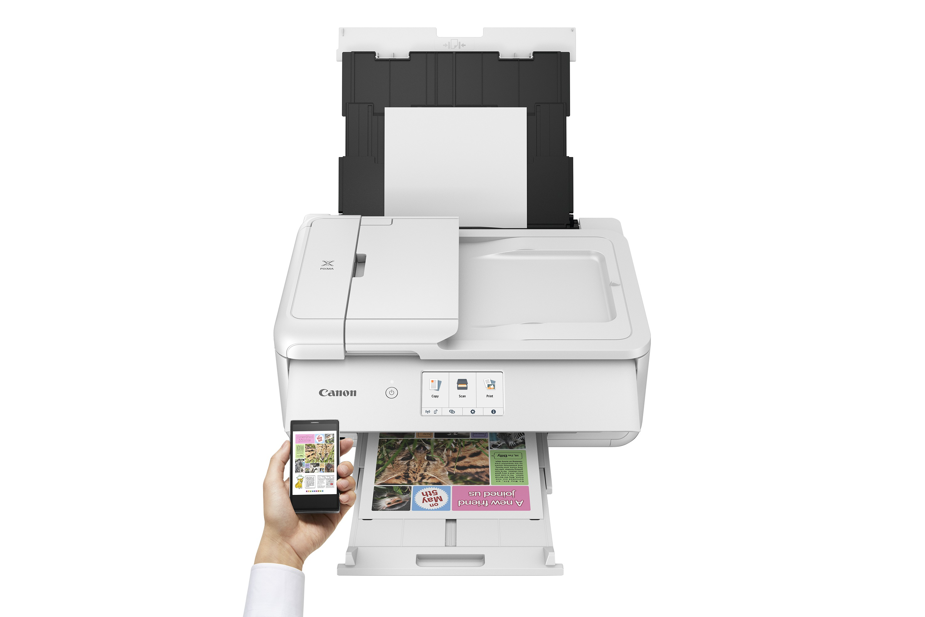 Un homme tient un smartphone devant une imprimante Canon blanche qui imprime des documents.