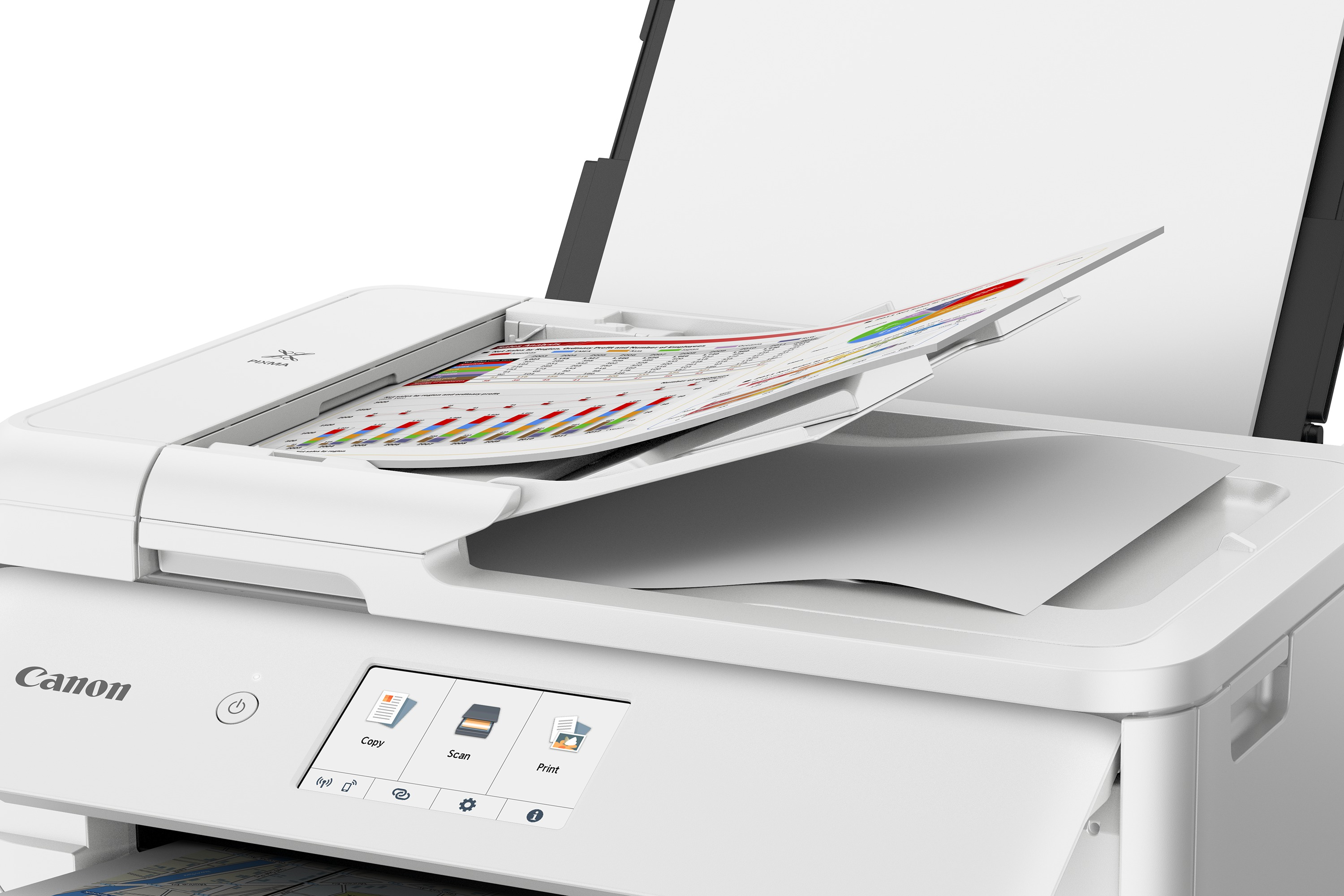 Une imprimante Canon blanche avec le couvercle du scanner ouvert, un document avec des graphiques y repose.