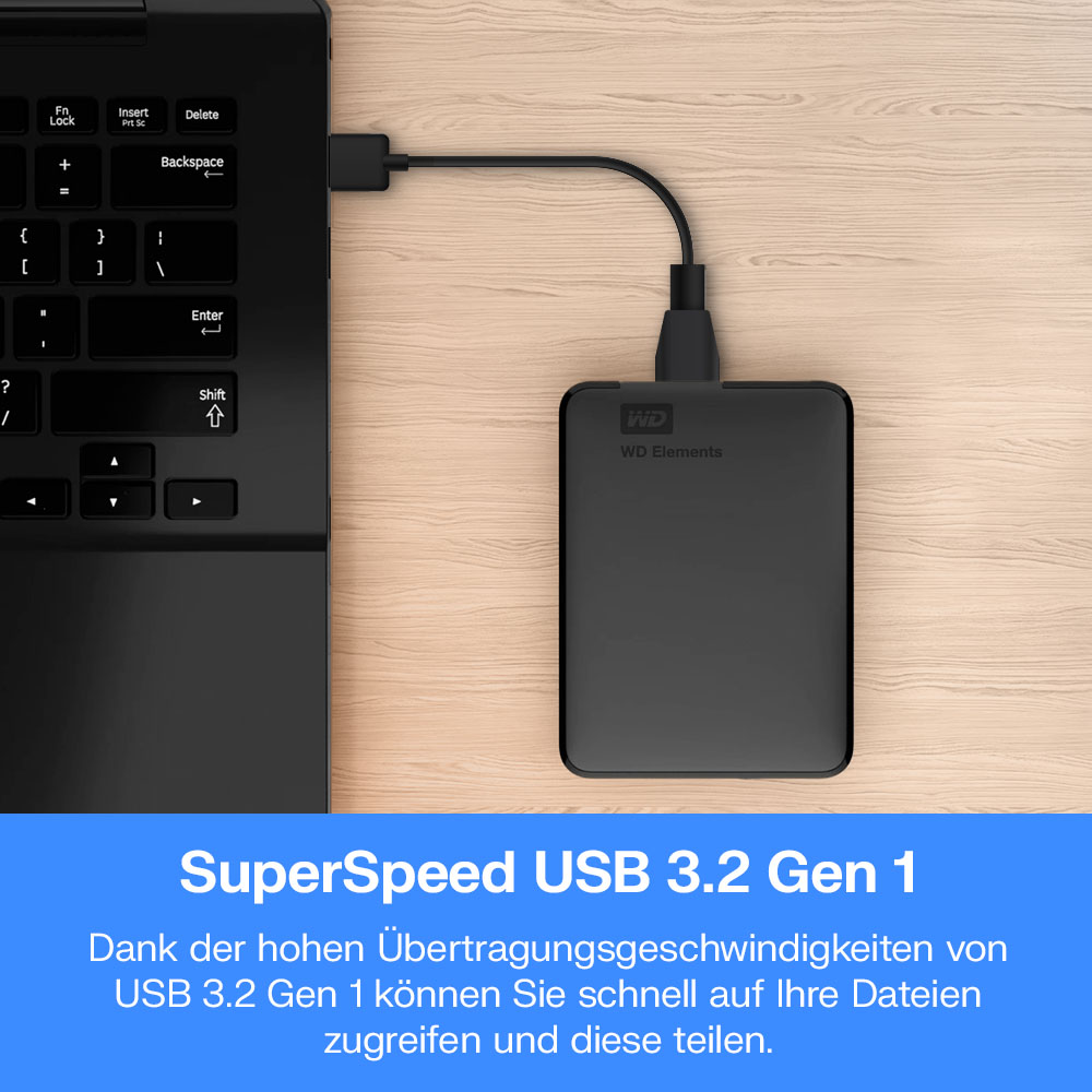 Schwarze externe Festplatte verbunden mit Laptop-Tastatur über USB-Kabel.