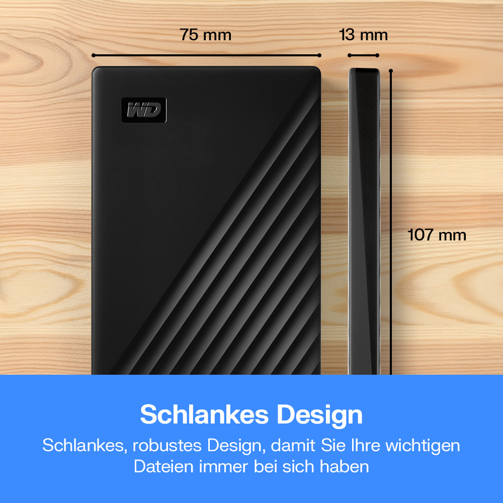 Schwarze externe Festplatte mit Maßen 75x107x13mm auf Holzuntergrund.