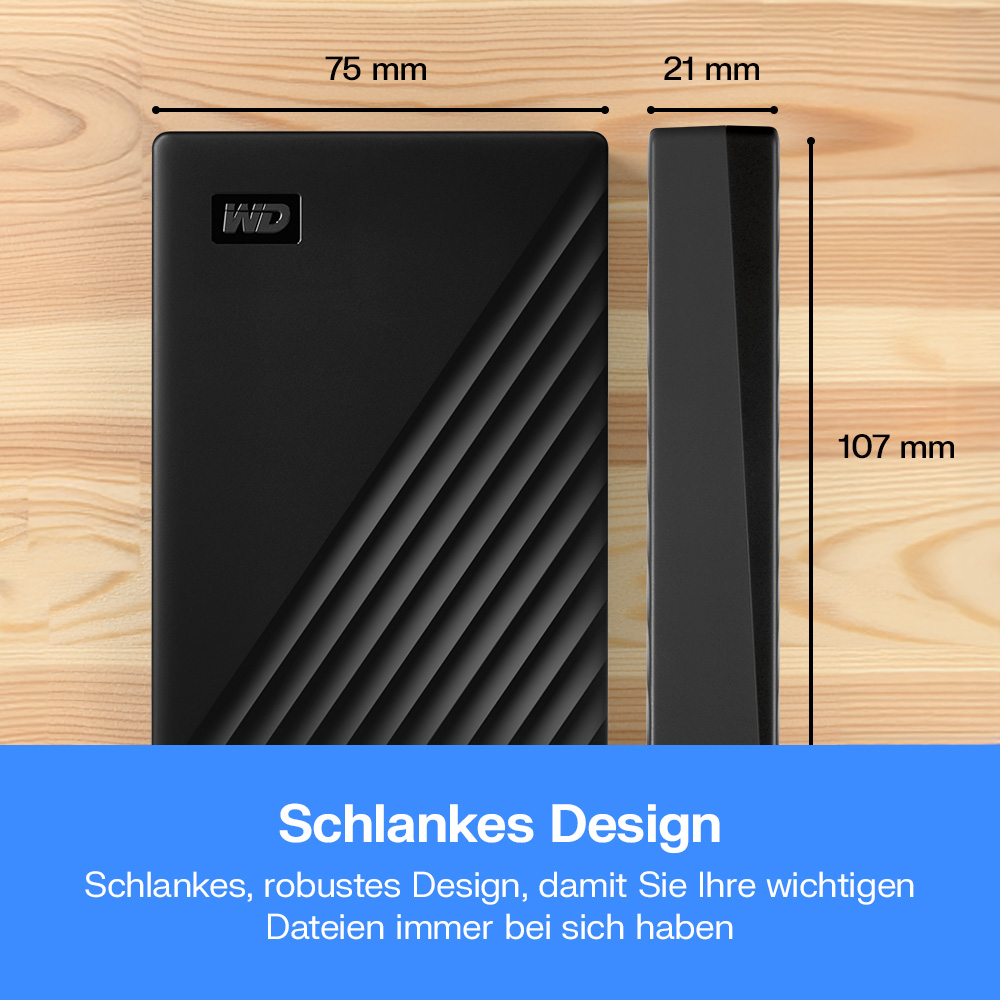 Schwarze externe Festplatte mit Maßen 75x107x21mm auf Holzuntergrund.