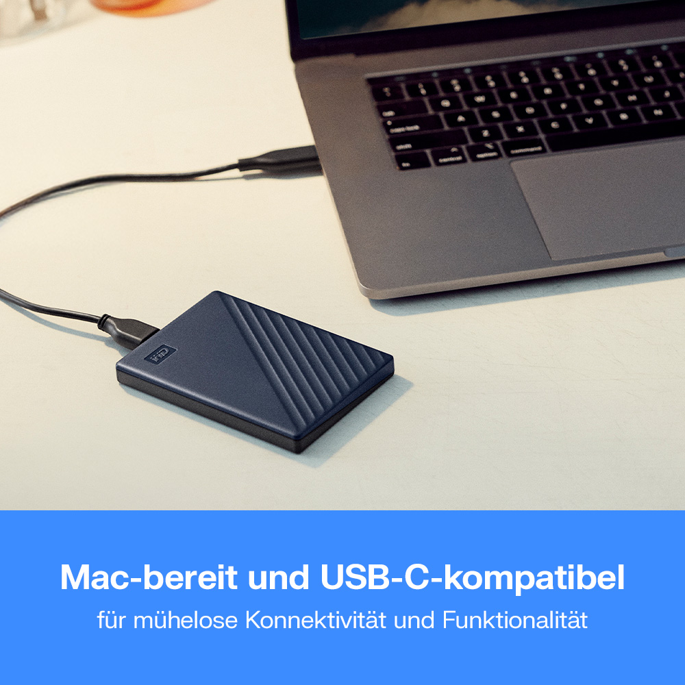 Dunkelblauer externer WD-Speicher, verbunden mit einem MacBook Pro über USB-C.