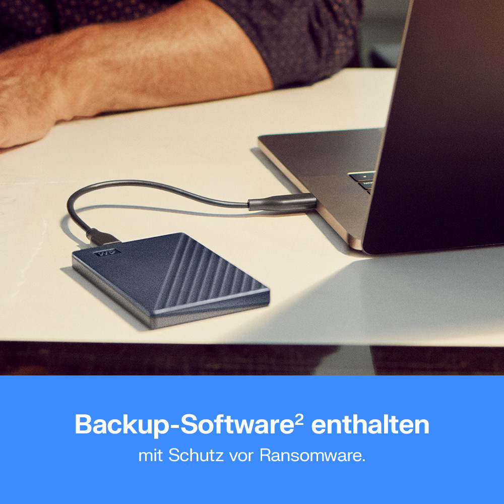 Ein externes Laufwerk ist an einen Laptop angeschlossen.
