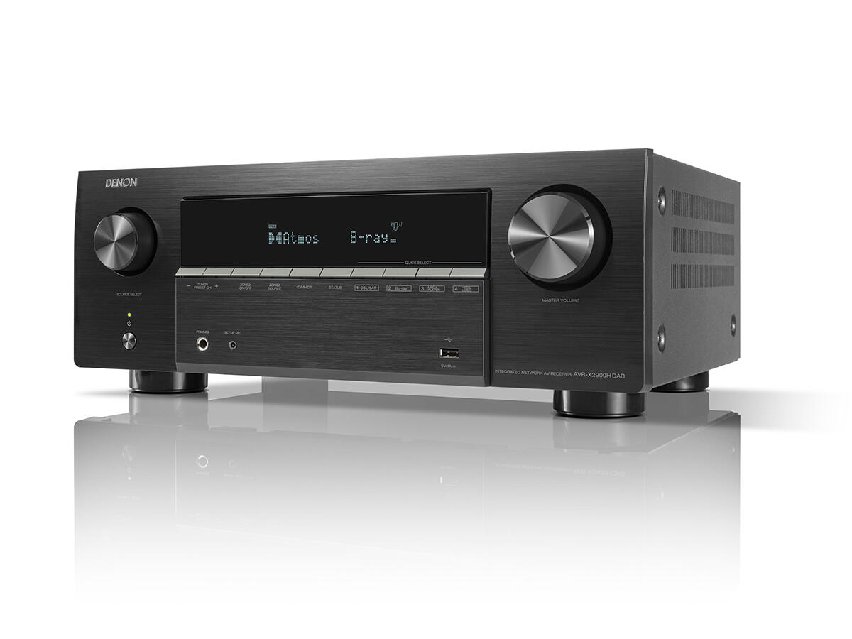 Egy fekete Denon AV-vevő ezüst gombokkal és digitális kijelzővel.