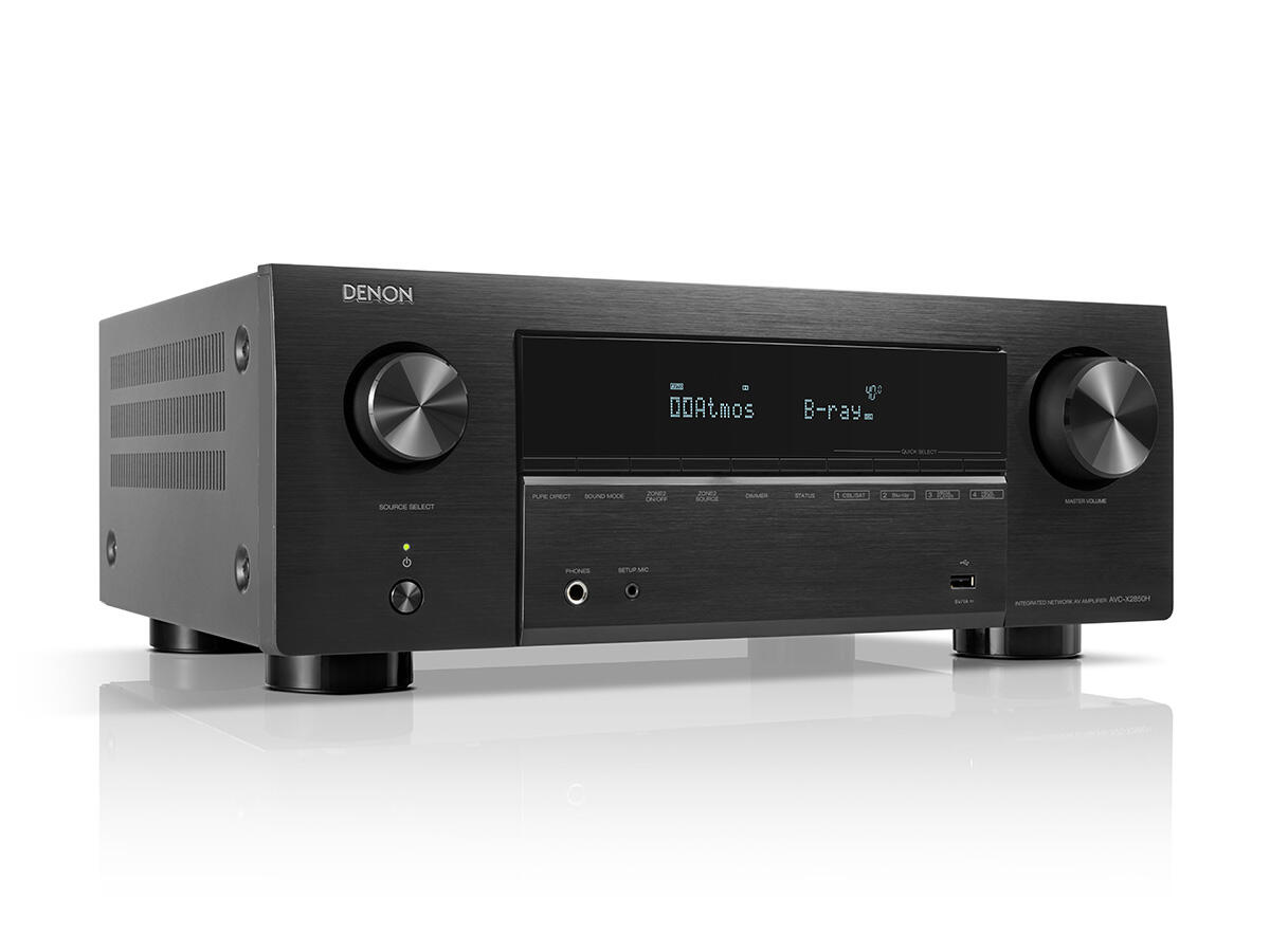 Fekete Denon AV-vevő ezüst tárcsákkal és 'Dolby Atmos B-ray' kijelzővel.