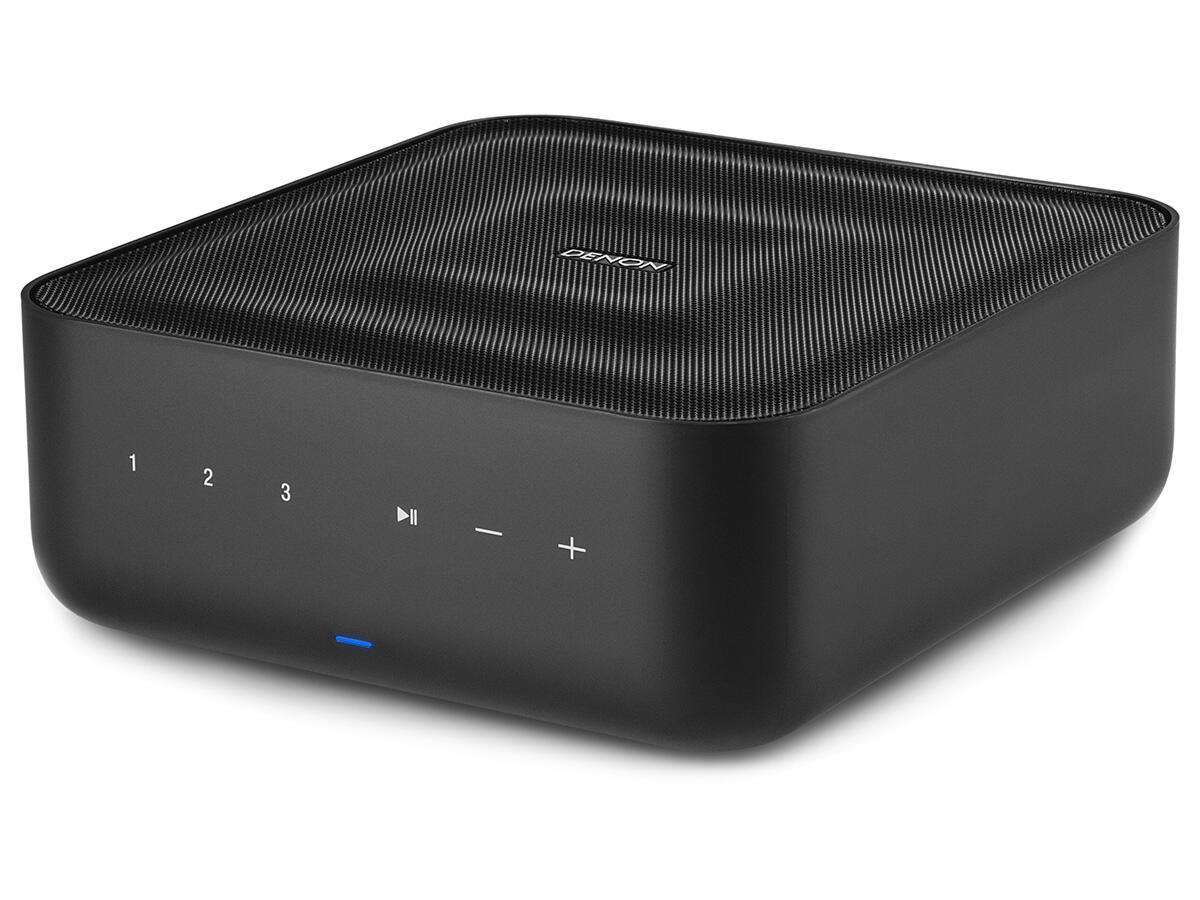 Fekete Denon hangszóró gombokkal és kék LED-del.