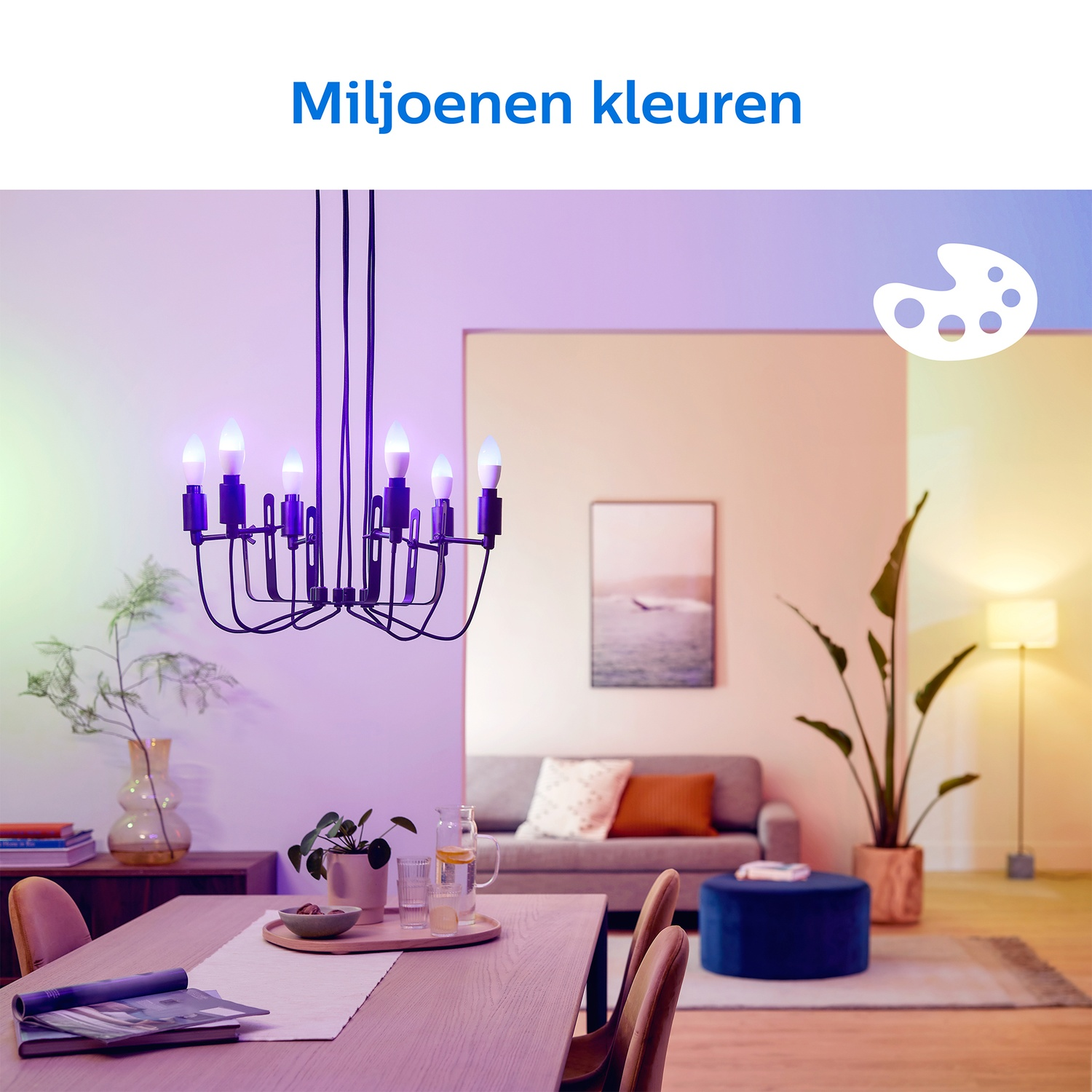 Une salle à manger avec lustre coloré, table et coin salon.