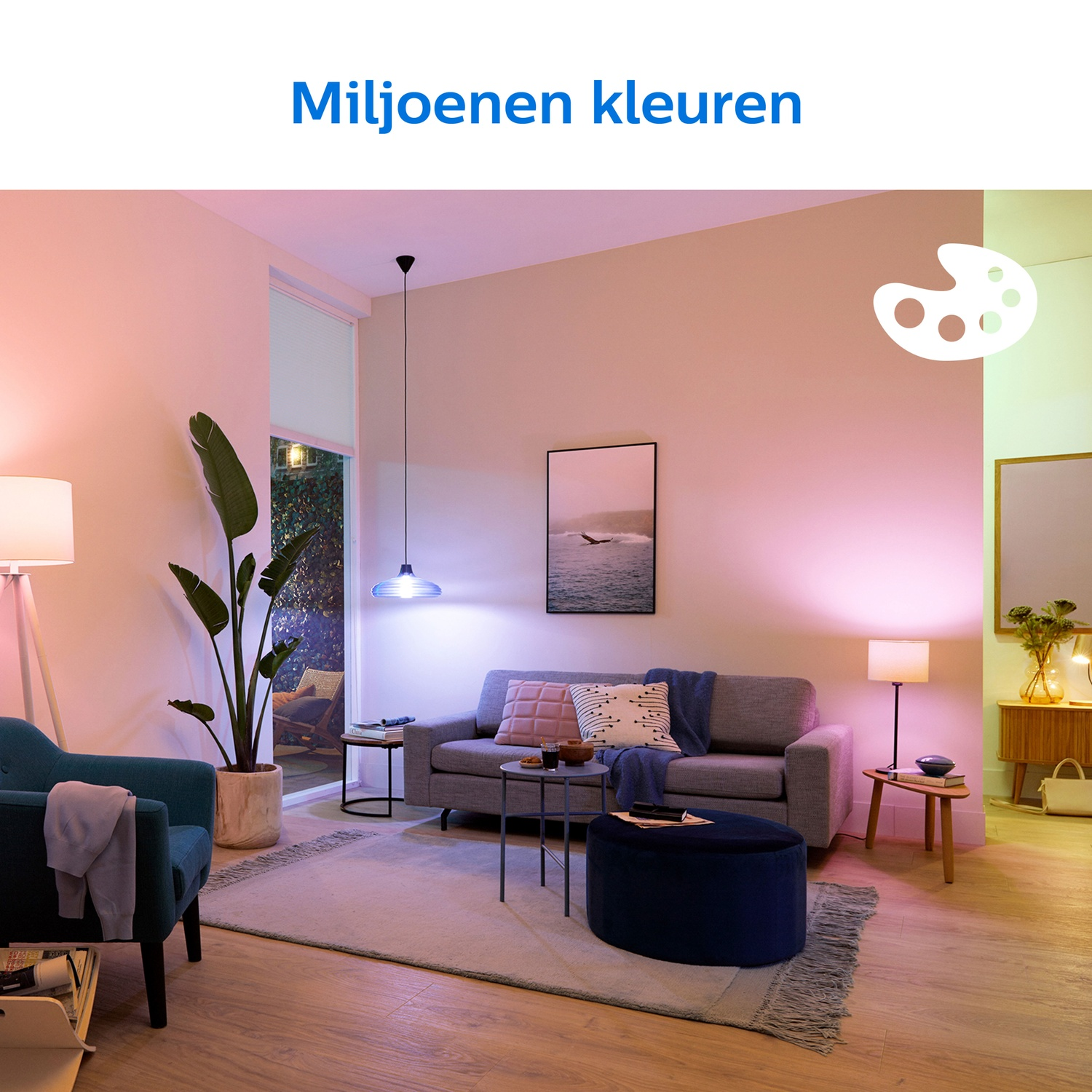 Un salon avec un canapé, un fauteuil et des plantes, éclairé de différentes couleurs.