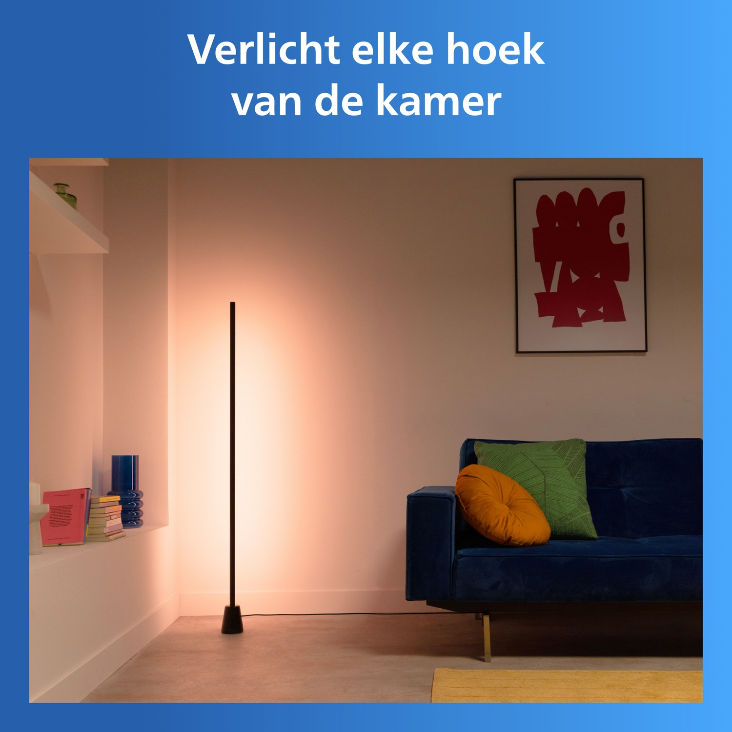 Een zwarte staande lamp verlicht een woonkamerwand met een blauwe bank.