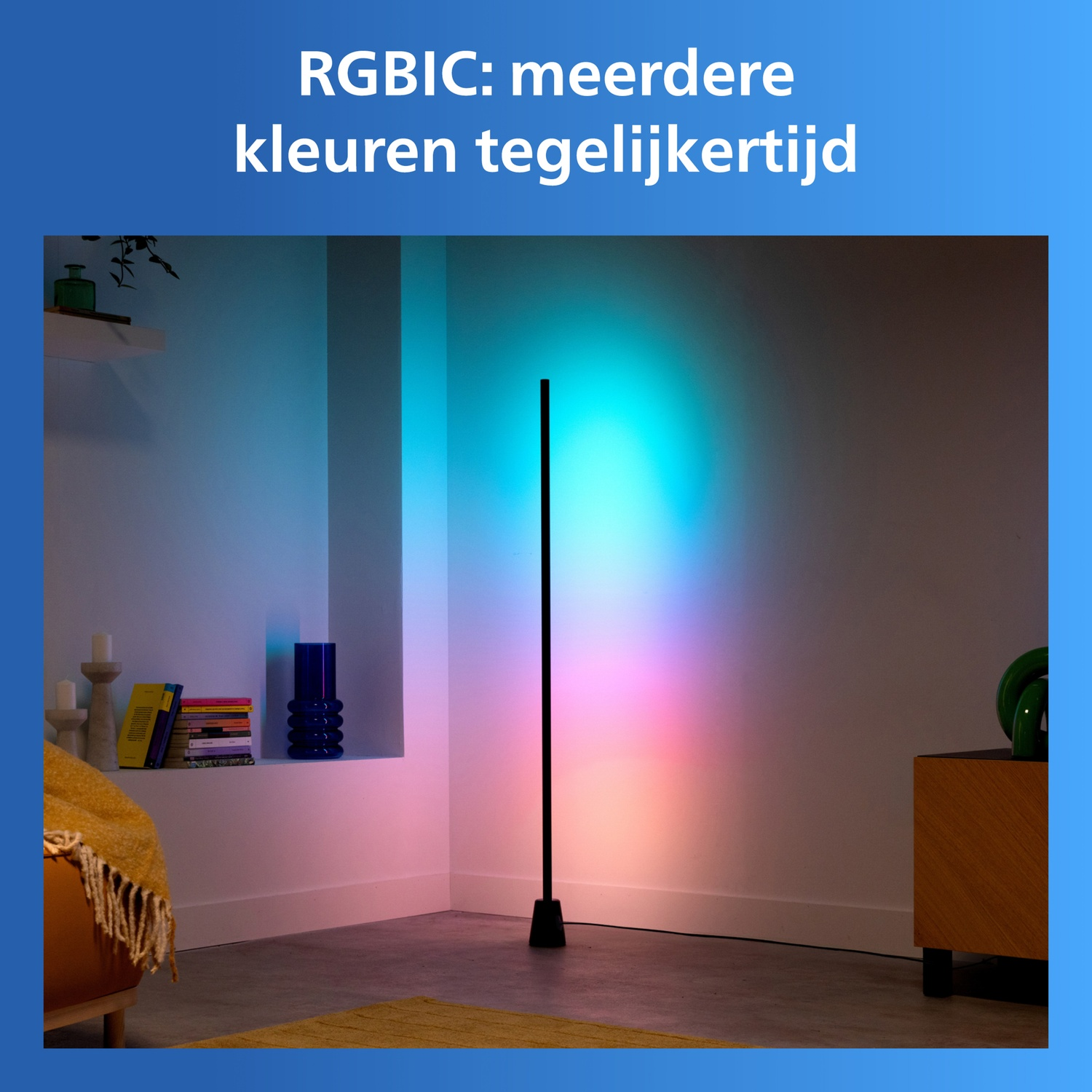 Een slanke zwarte staande lamp verlicht een muur met meerdere kleuren.