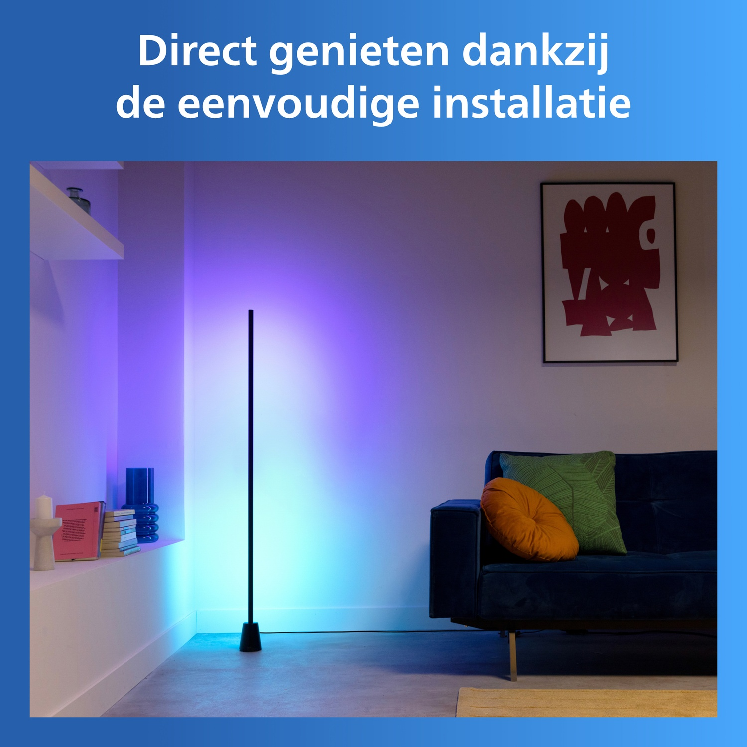 Een slanke staande lamp verlicht een muur met paars en blauw licht.
