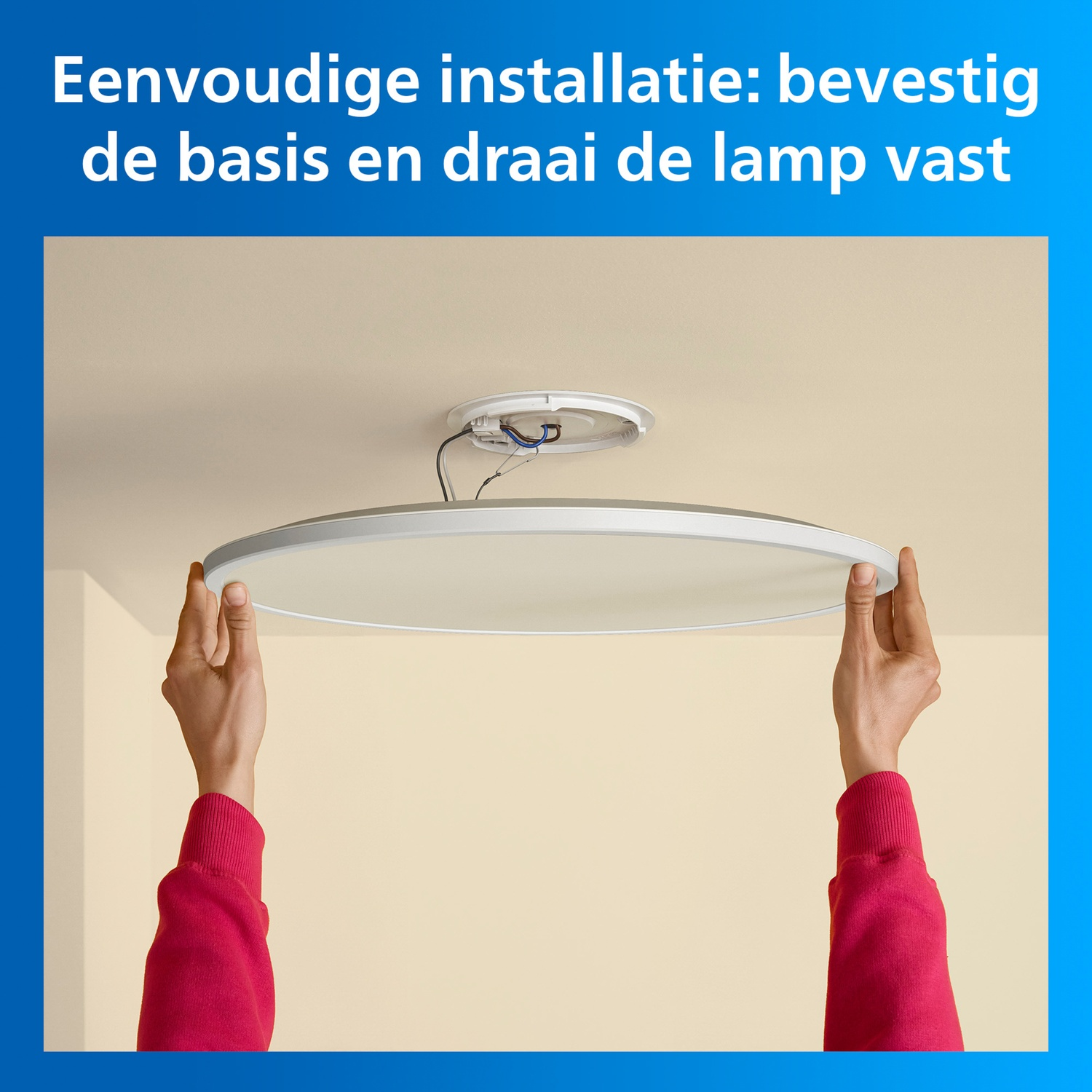 Handen monteren een ronde plafondlamp.