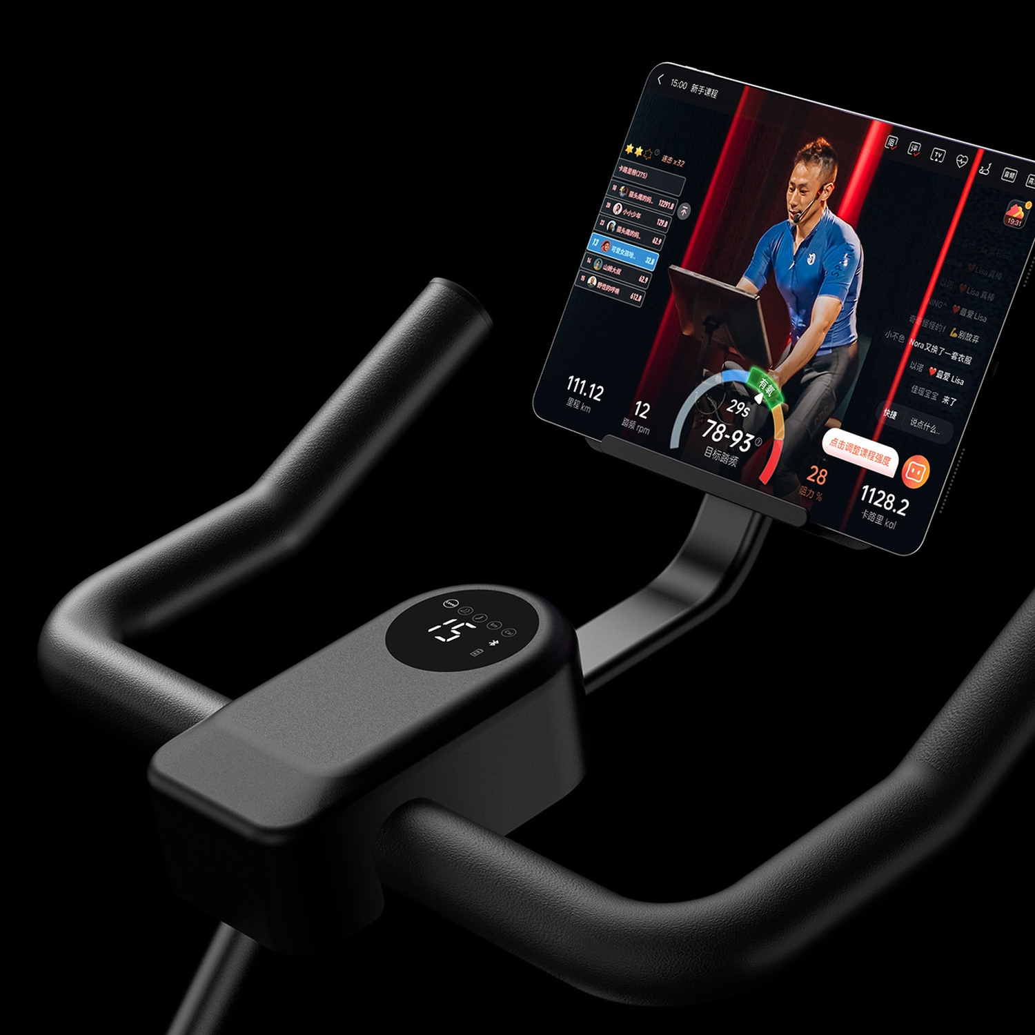 Uomo su cyclette, tablet mostra statistiche di allenamento live e video istruttore.
