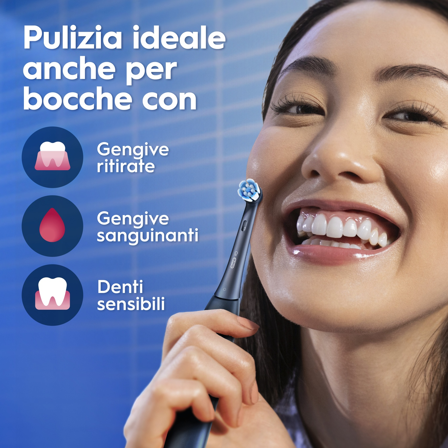 Donna sorride, tiene spazzolino elettrico. Icone mostrano problemi gengive.