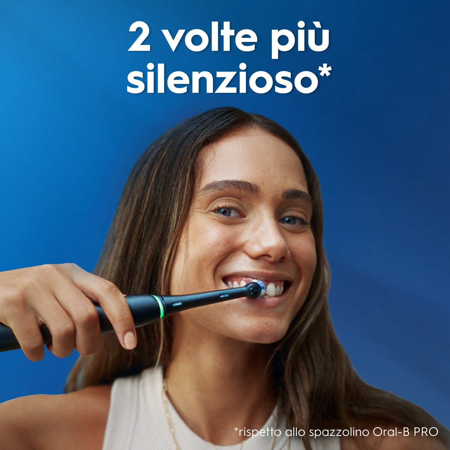 Una donna si lava i denti con uno spazzolino elettrico. Testo bianco su sfondo blu.