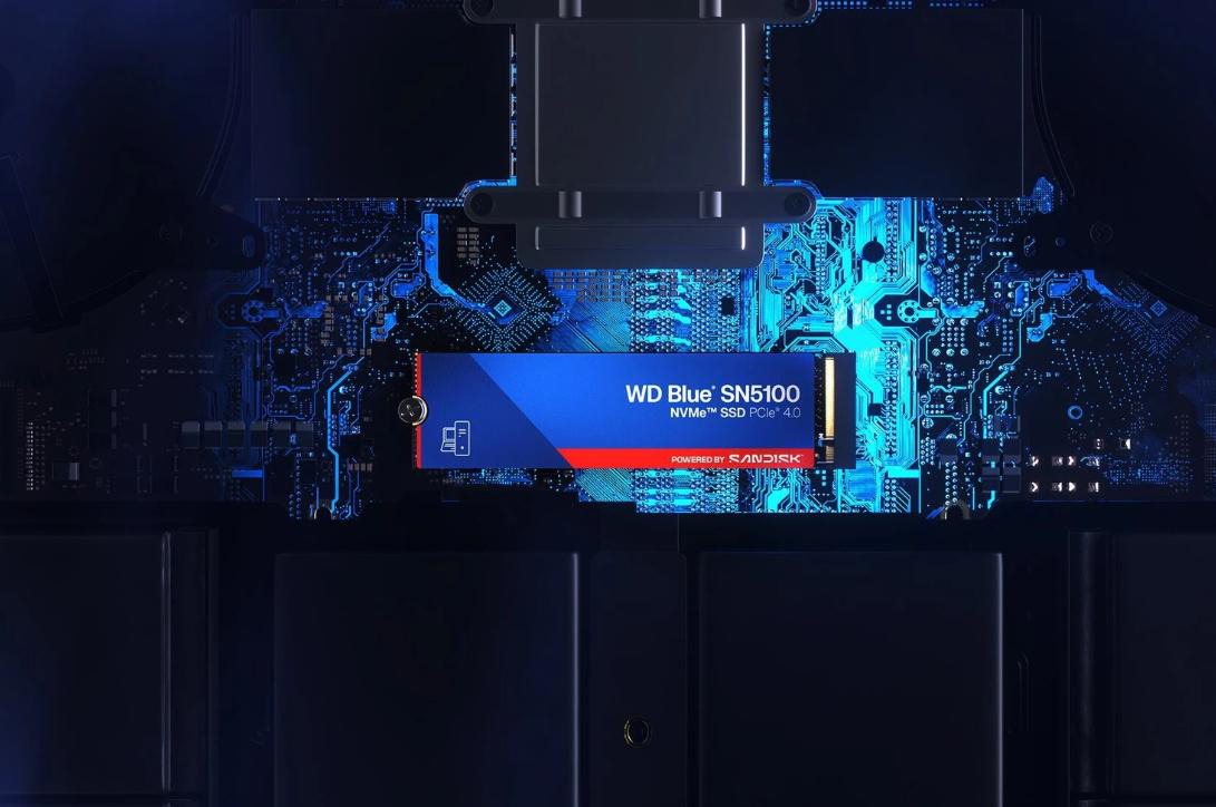 WD Blue SN5100 SSD auf einer leuchtend blauen Leiterplatte.